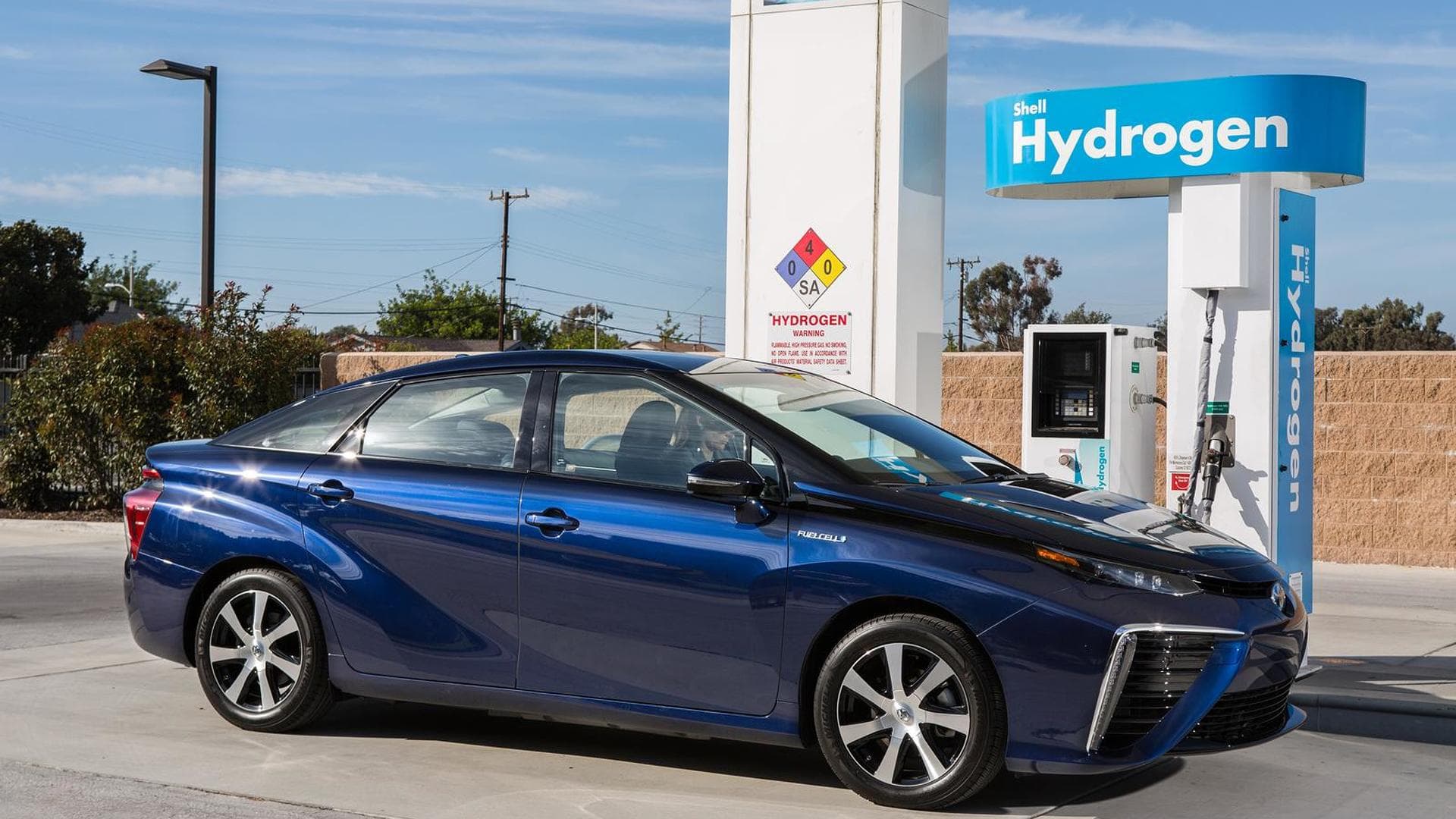 Despite Electric Car Developments, Toyota Sticking With Hydrogen Fuel Cells