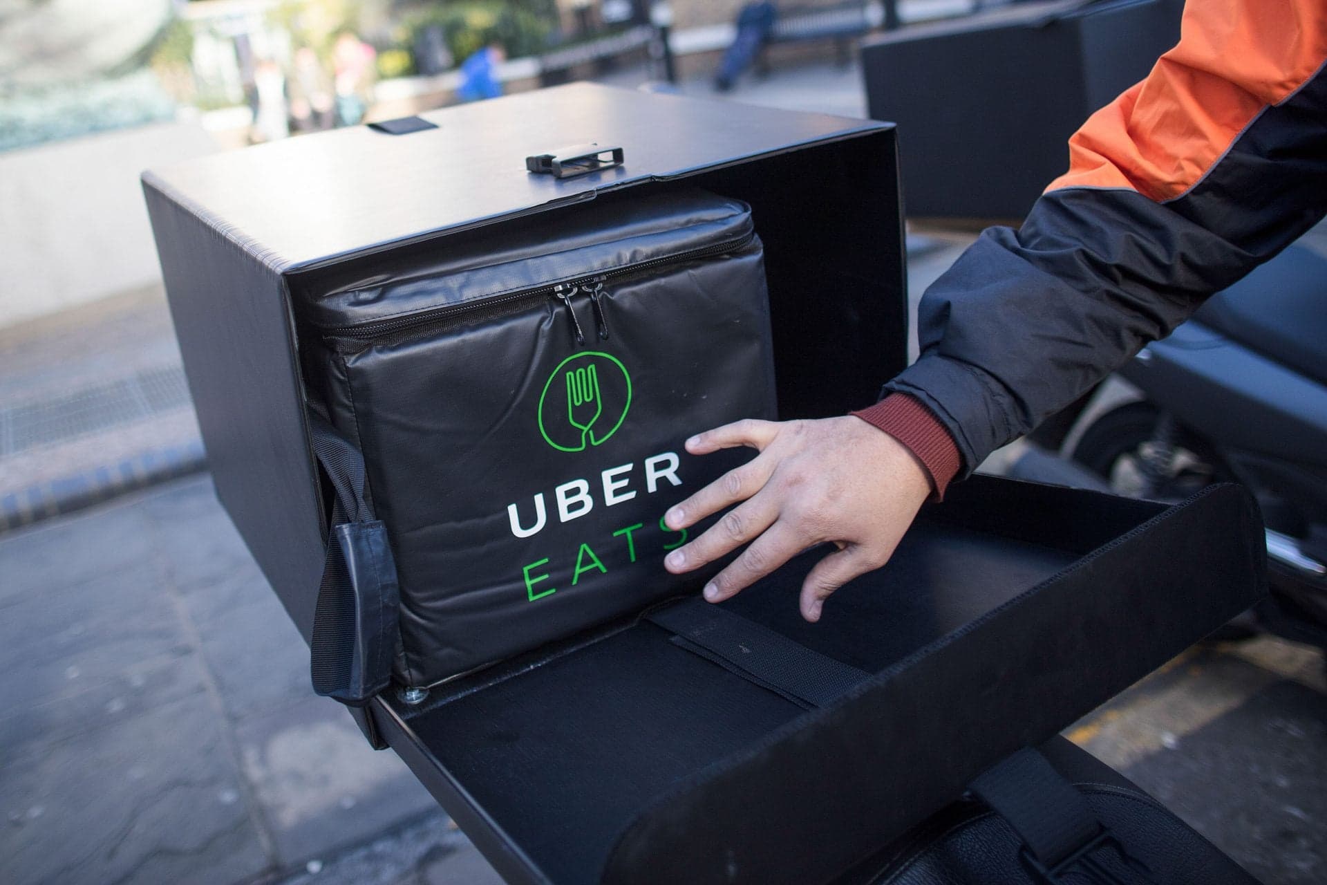 Uber Scaling Back UberRush, Moving Food Clients to UberEats