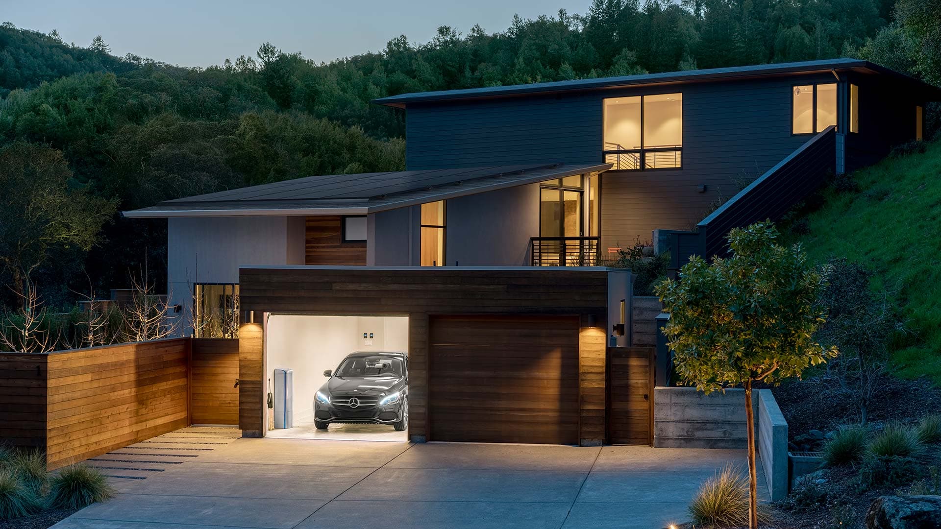 Mercedes-Benz and Vivint Solar Close in on Tesla’s Home Battery Market