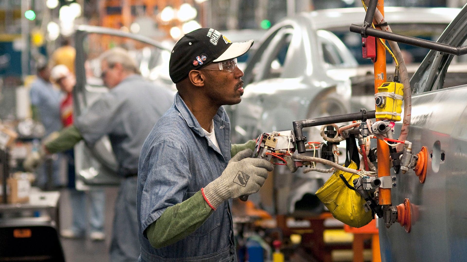 GM Extends Slow Down at 2 Factories