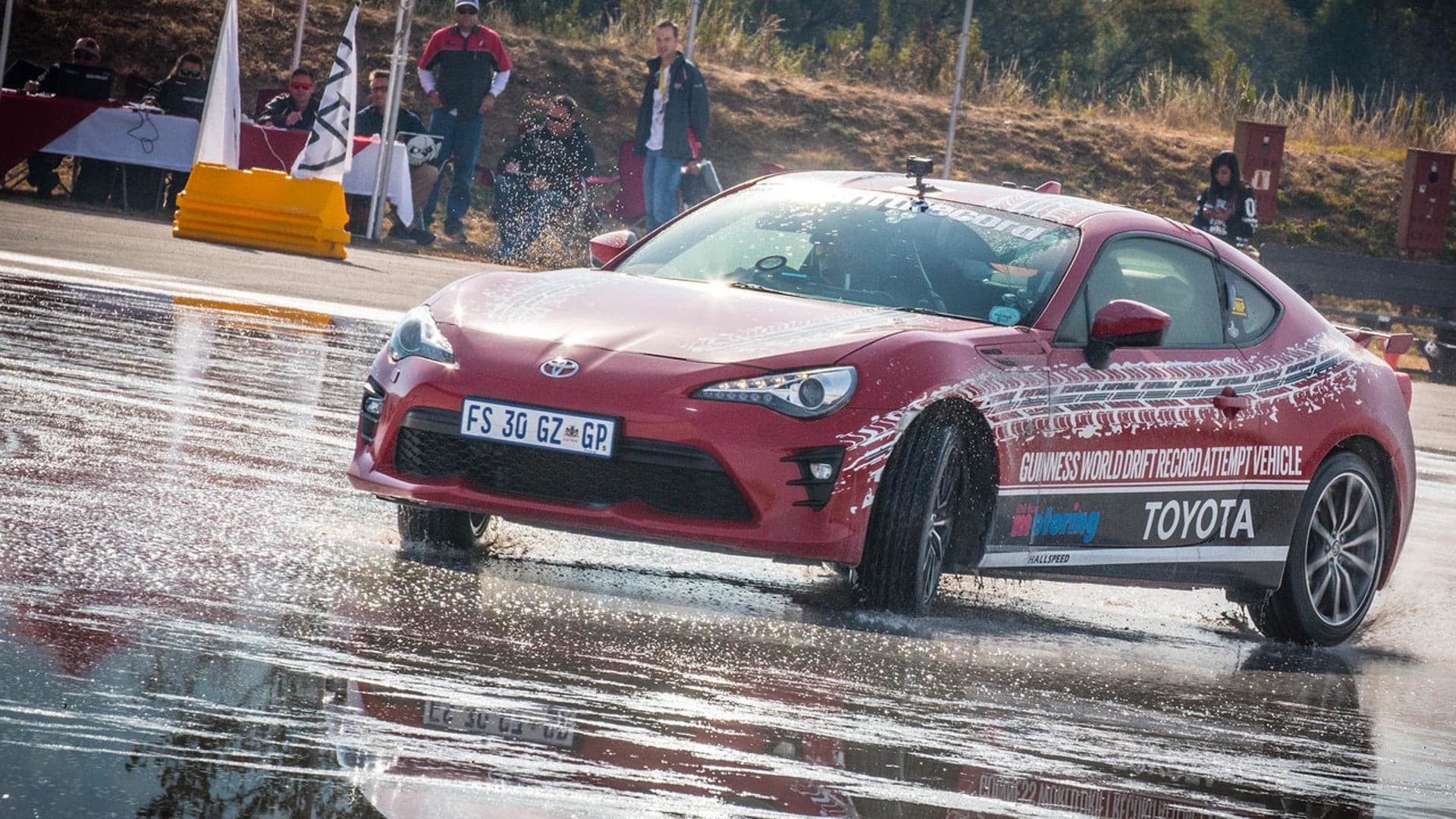 Man Sets Record for World’s Longest Drift With 100-Mile Slide in a Toyota 86