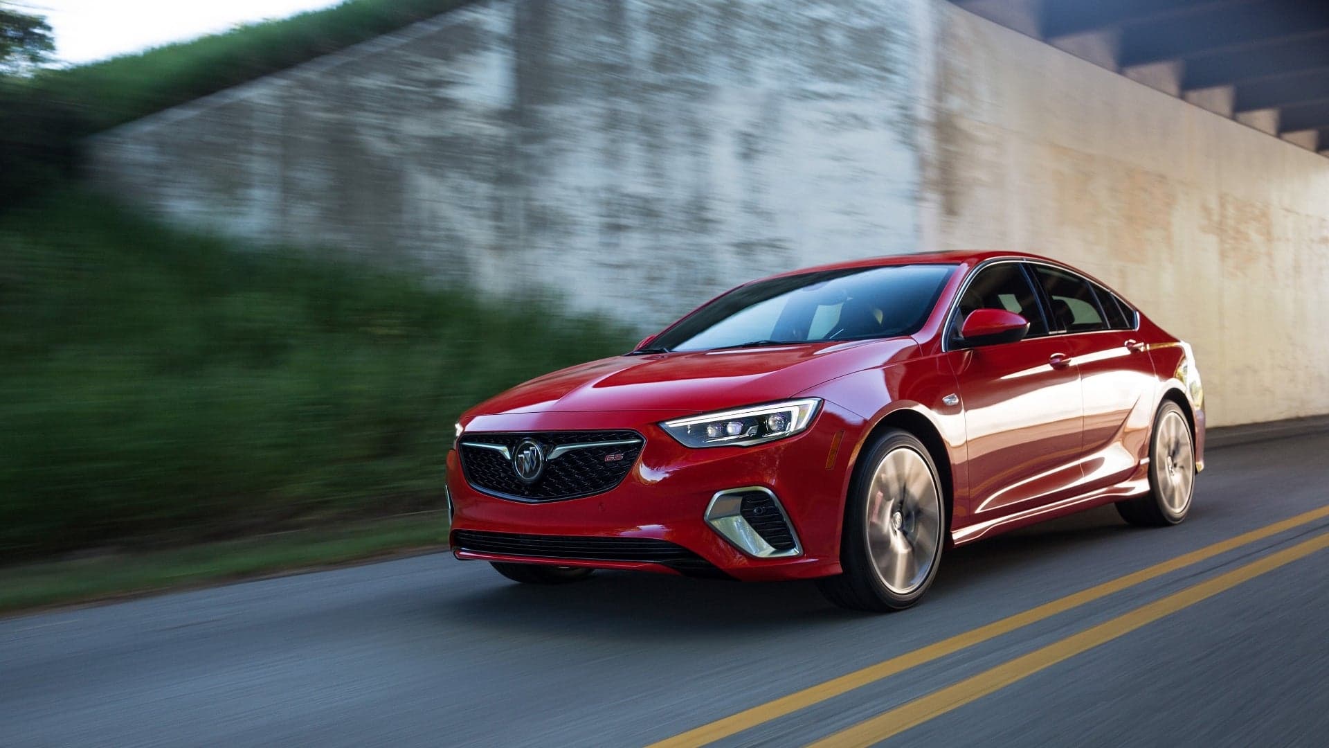Buick Regal GS Is a 310-HP Liftback With a Fine Blend of Class and Performance