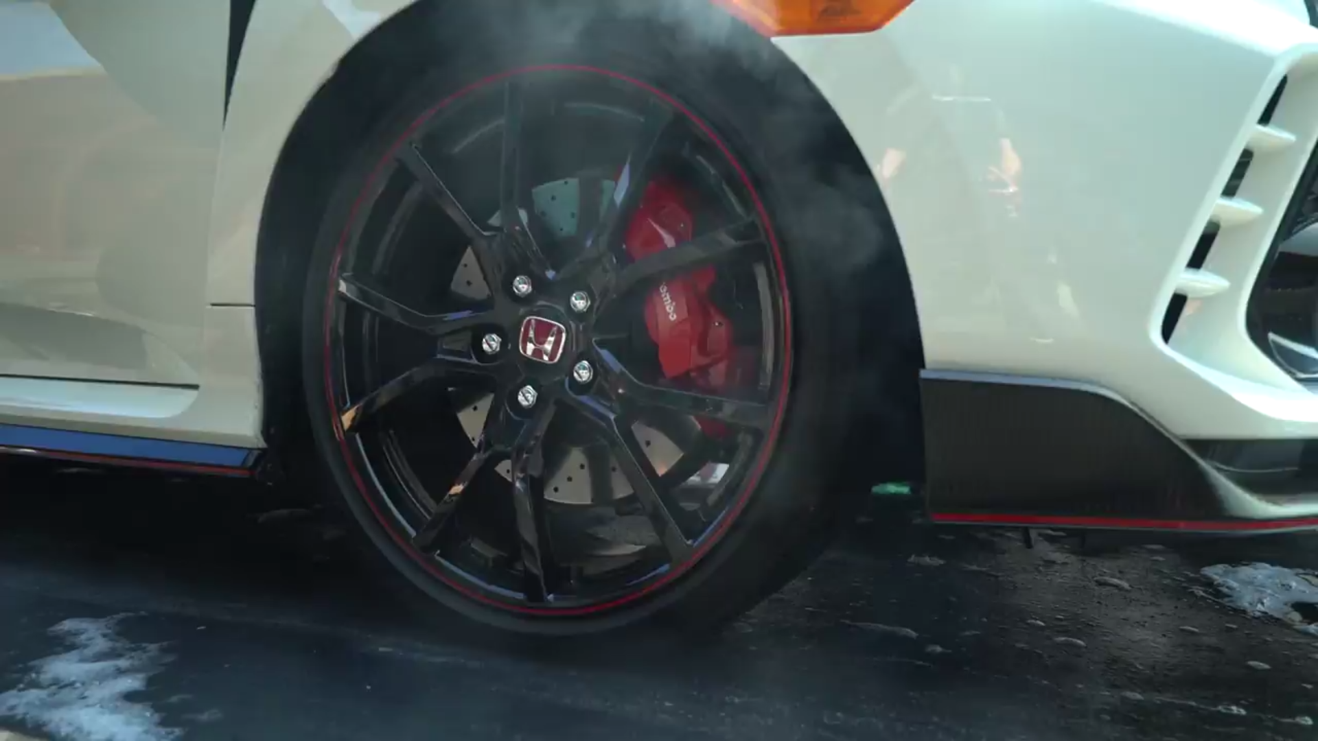 Watch Indy 500 Winner Alexander Rossi Do Burnouts in a Honda Civic Type R