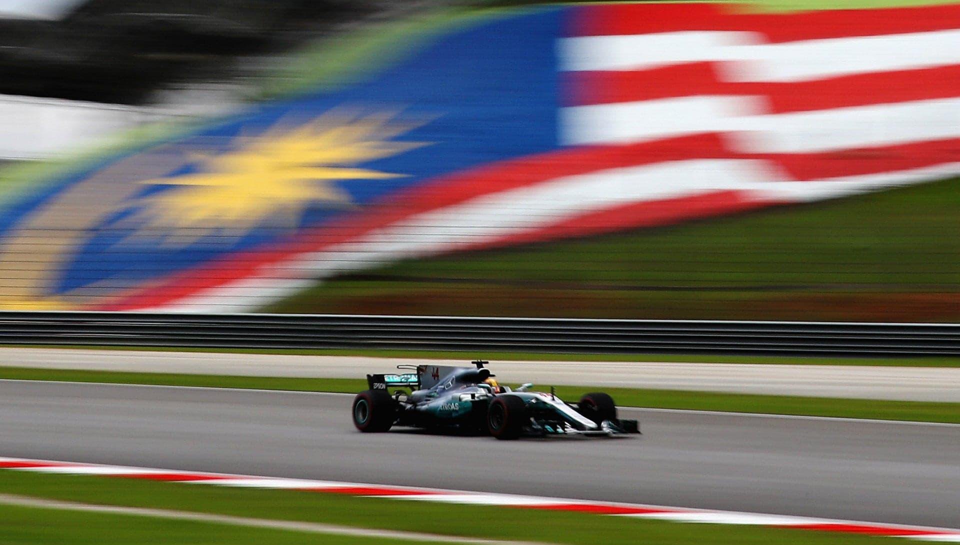 Malaysia Qualifying: Vettel’s Engine Quits, Hamilton On Pole