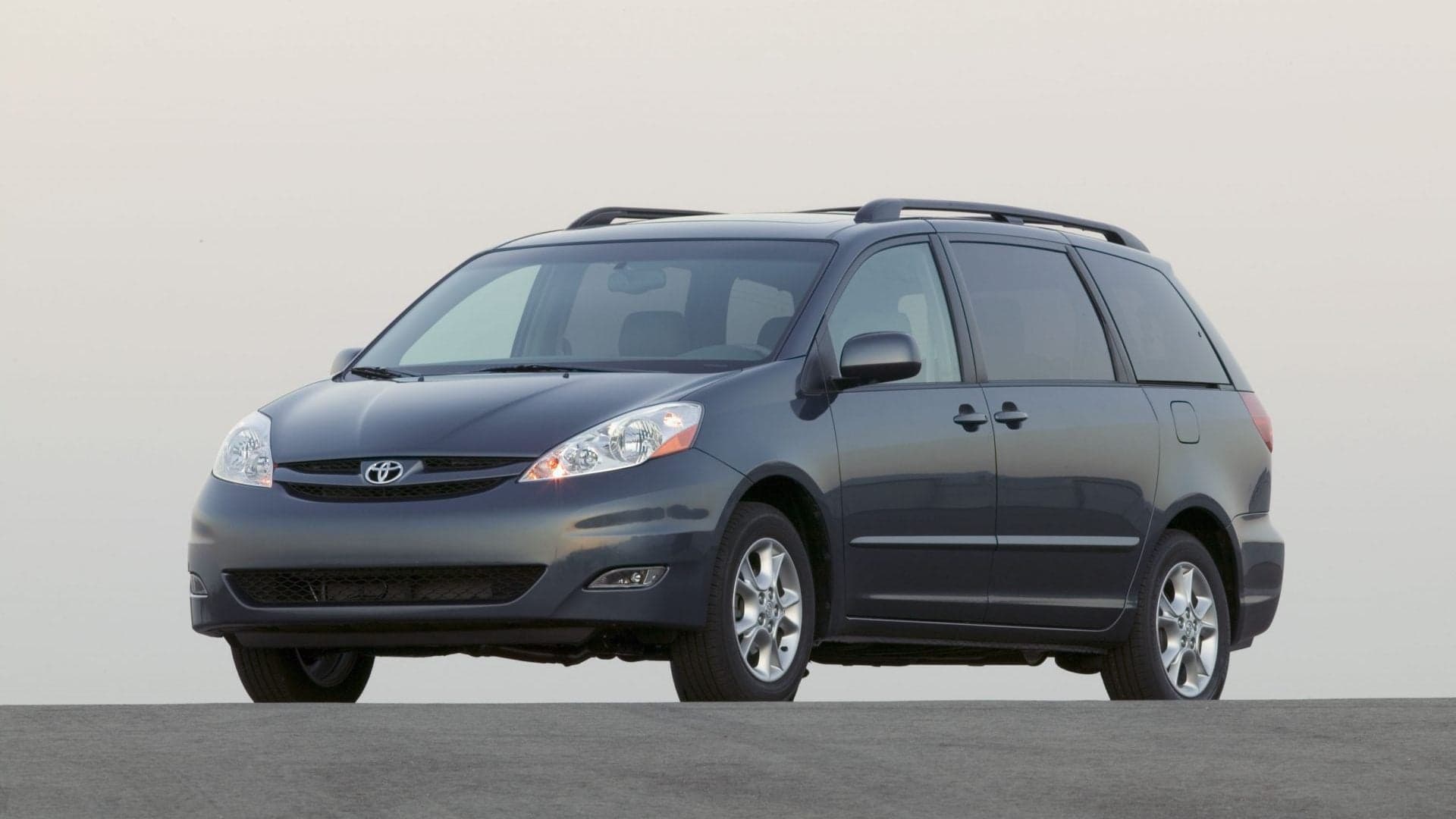 Toyota Recalls 310,000 Siennas Over Leaky Shift Lever