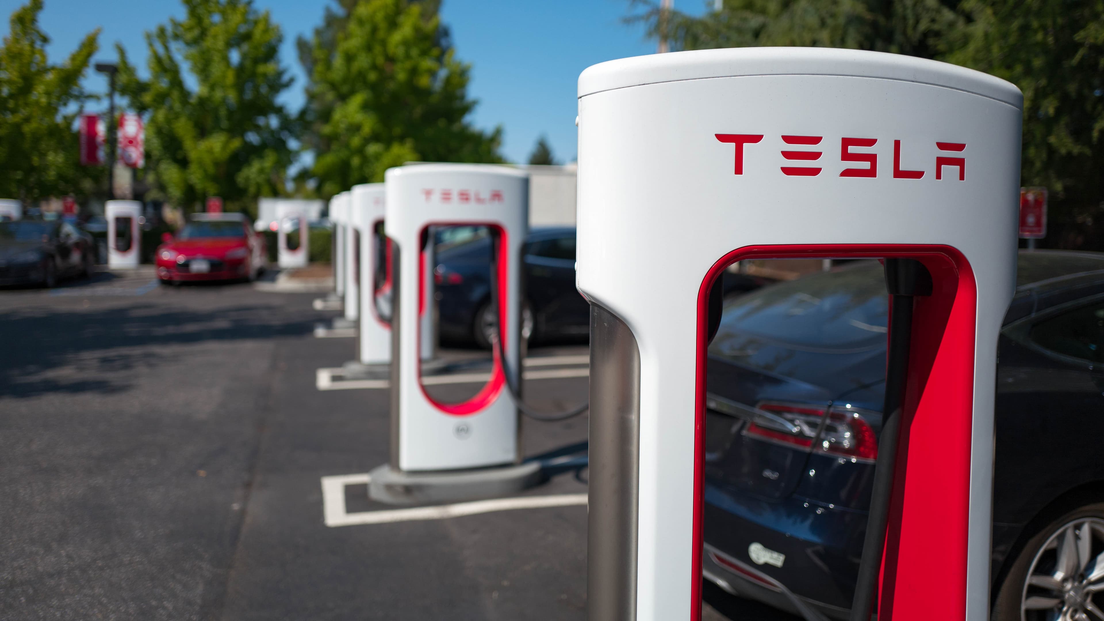 Tesla Warns Commercial Drivers Not to Use Superchargers