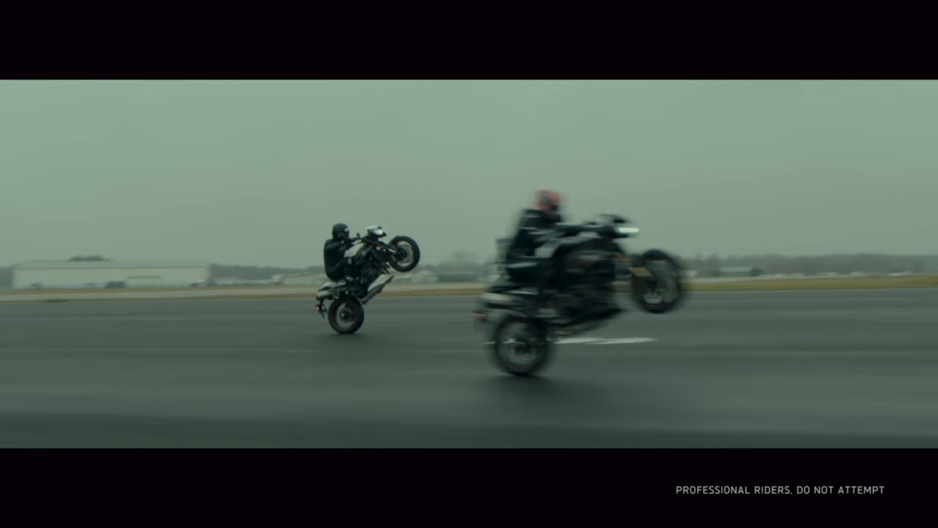 Watch Two Racers Duke it Out on the New Triumph Speed Triple