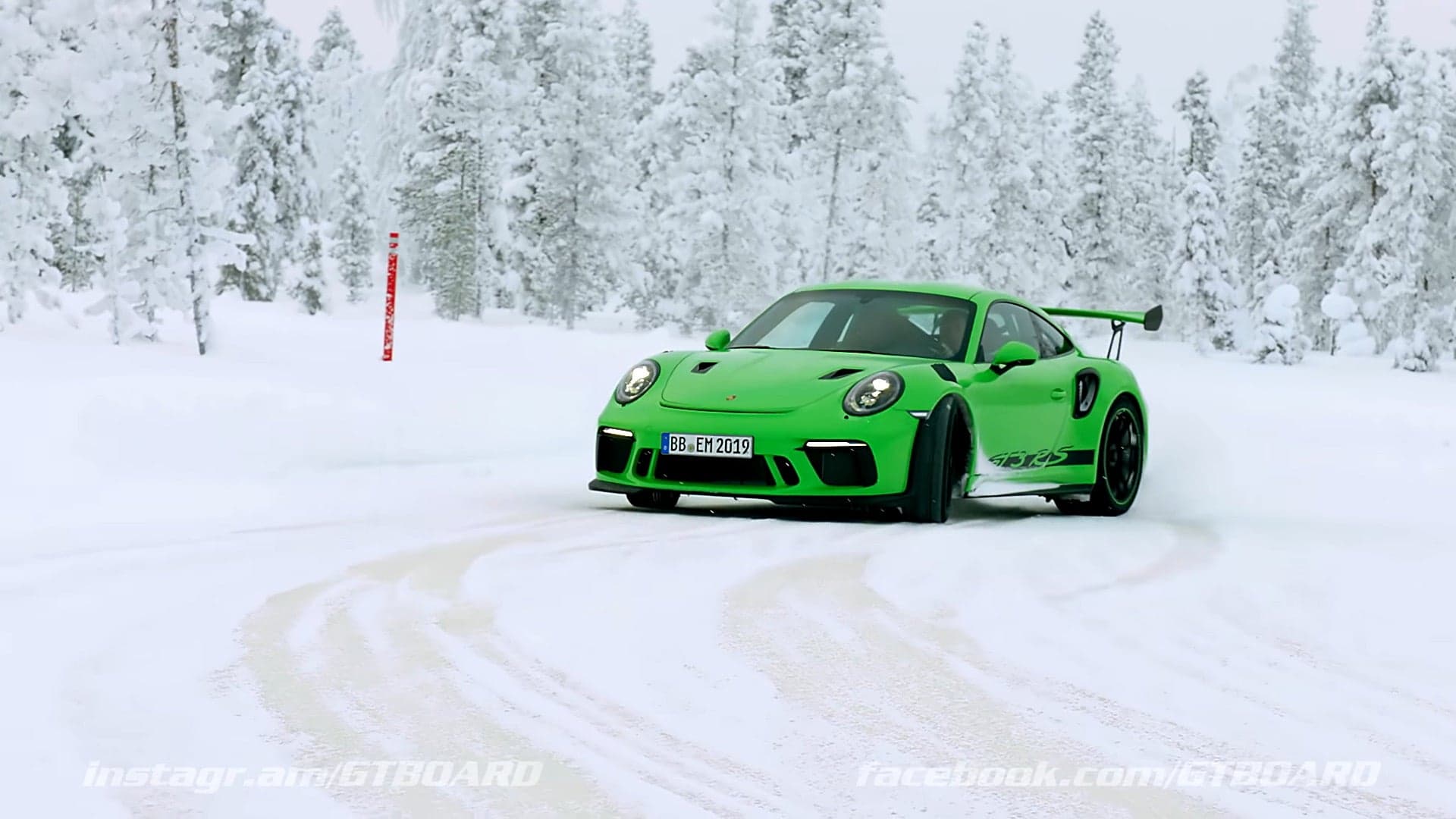 Watch a Brand New Porsche 911 GT3 RS Frolic in the Snow