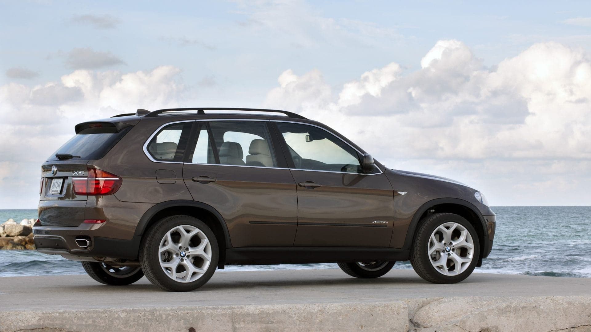 BMW X5 Owner Suing After Thumb Severed by Self-Closing Door