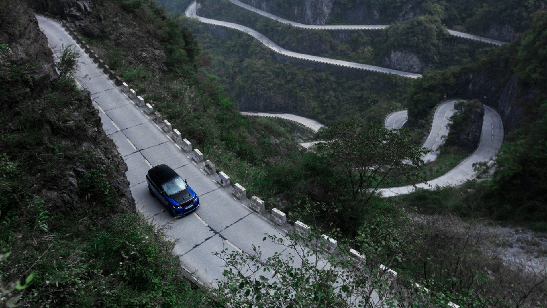 Watch the Range Rover Sport SVR Shred Tianmen Mountain’s 99 Turns
