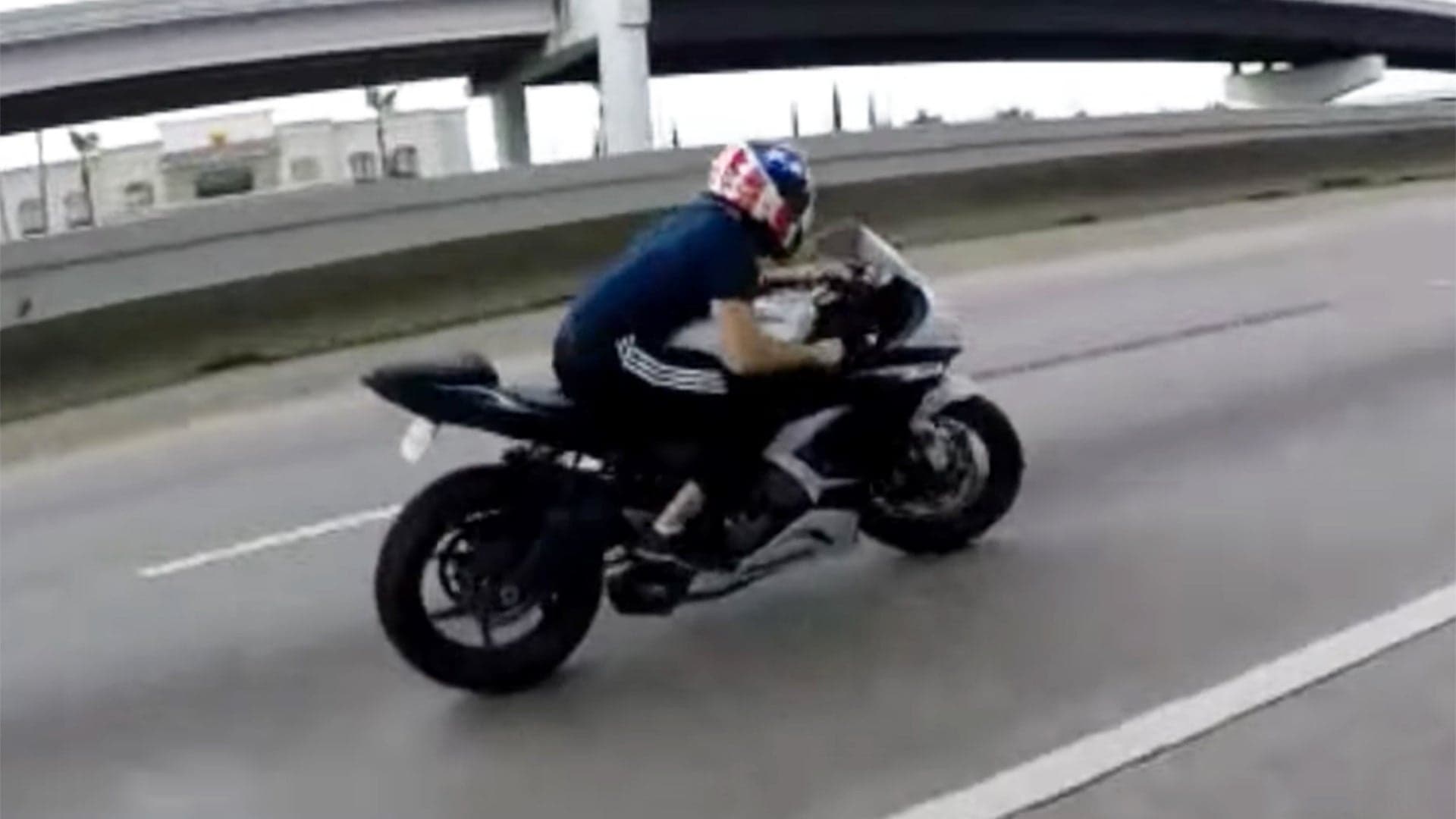 This Motorcycle Rider Surviving the Death Wobbles at 130 MPH Is the Save of the Year