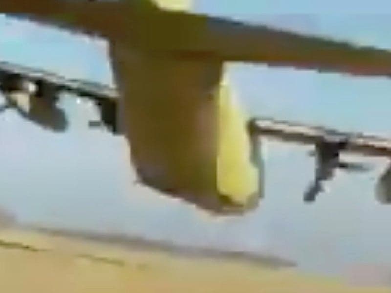 Crazy Low-Flying Saudi C-130 Buzzes Right Over A Soldier On The Ground In Yemen
