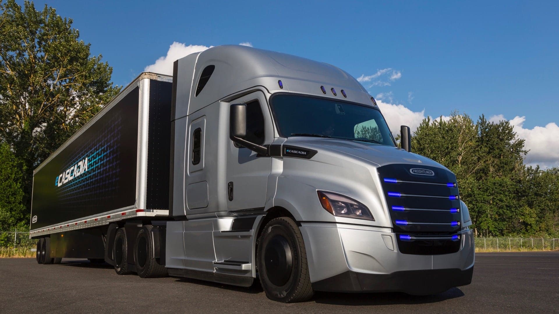 Freightliner Deploys Test Fleet of 30 Electric Trucks With US Customers