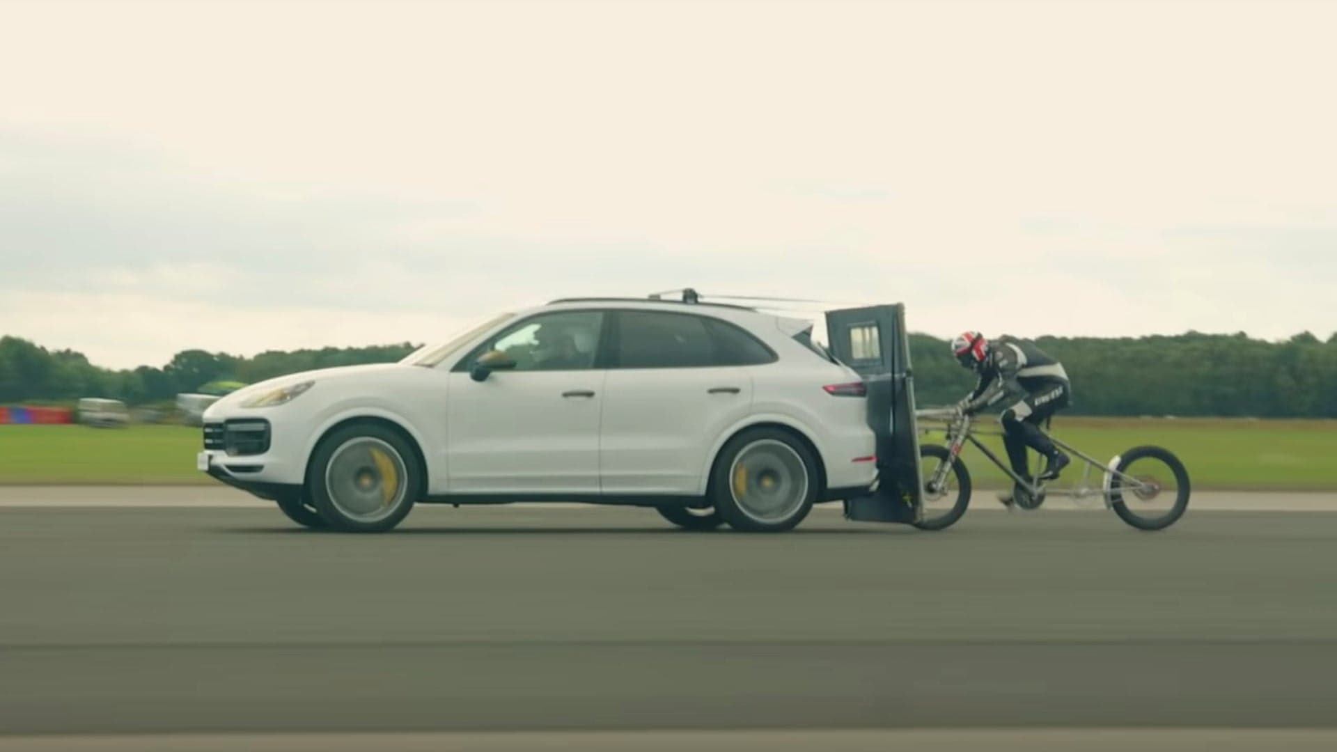 Cyclist Breaks Bicycle Speed Record Slipstreaming a Porsche Cayenne Turbo