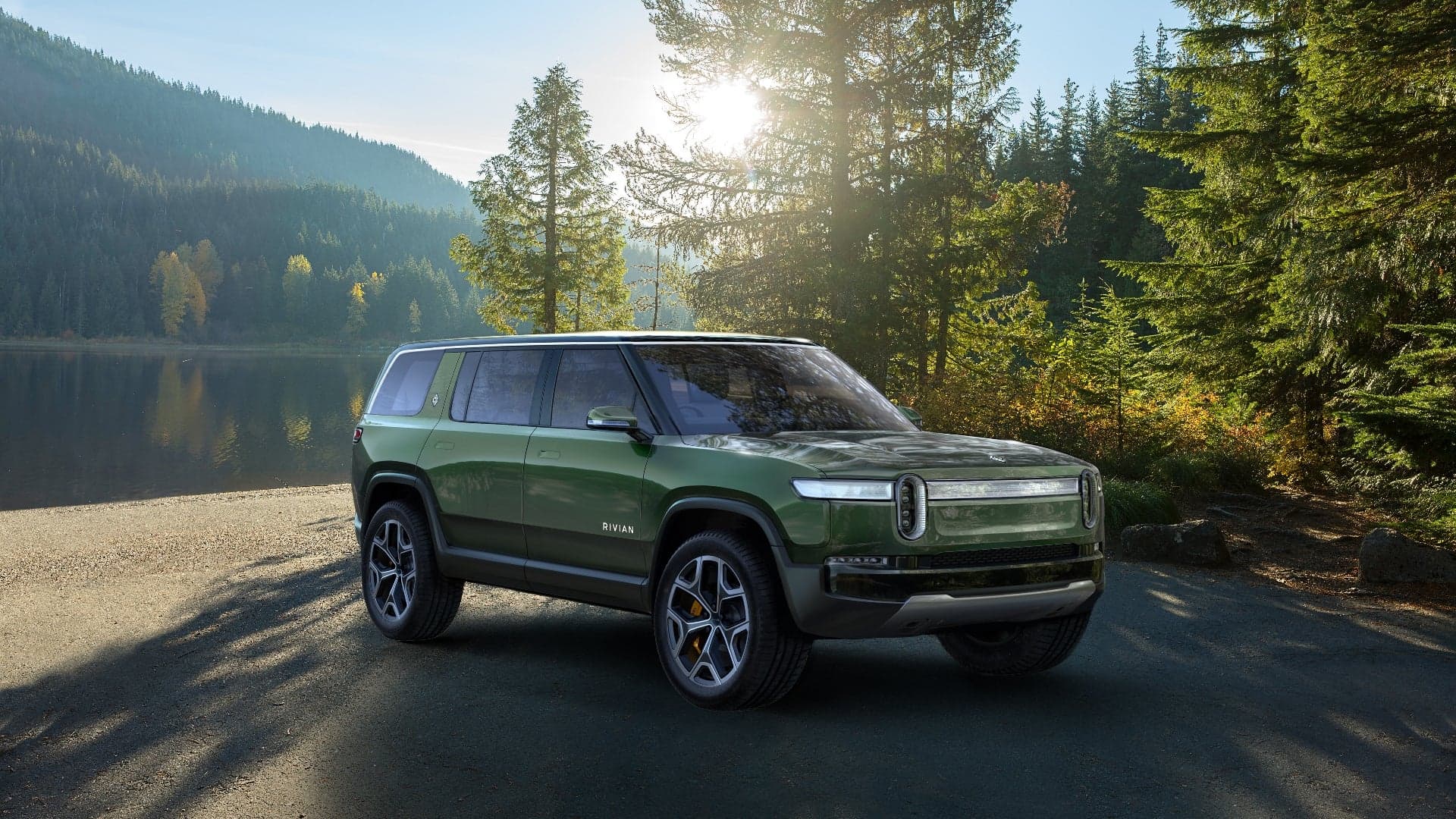 The 754-HP Rivian R1S Electric SUV Could Be a Green Off-Roader for the Family