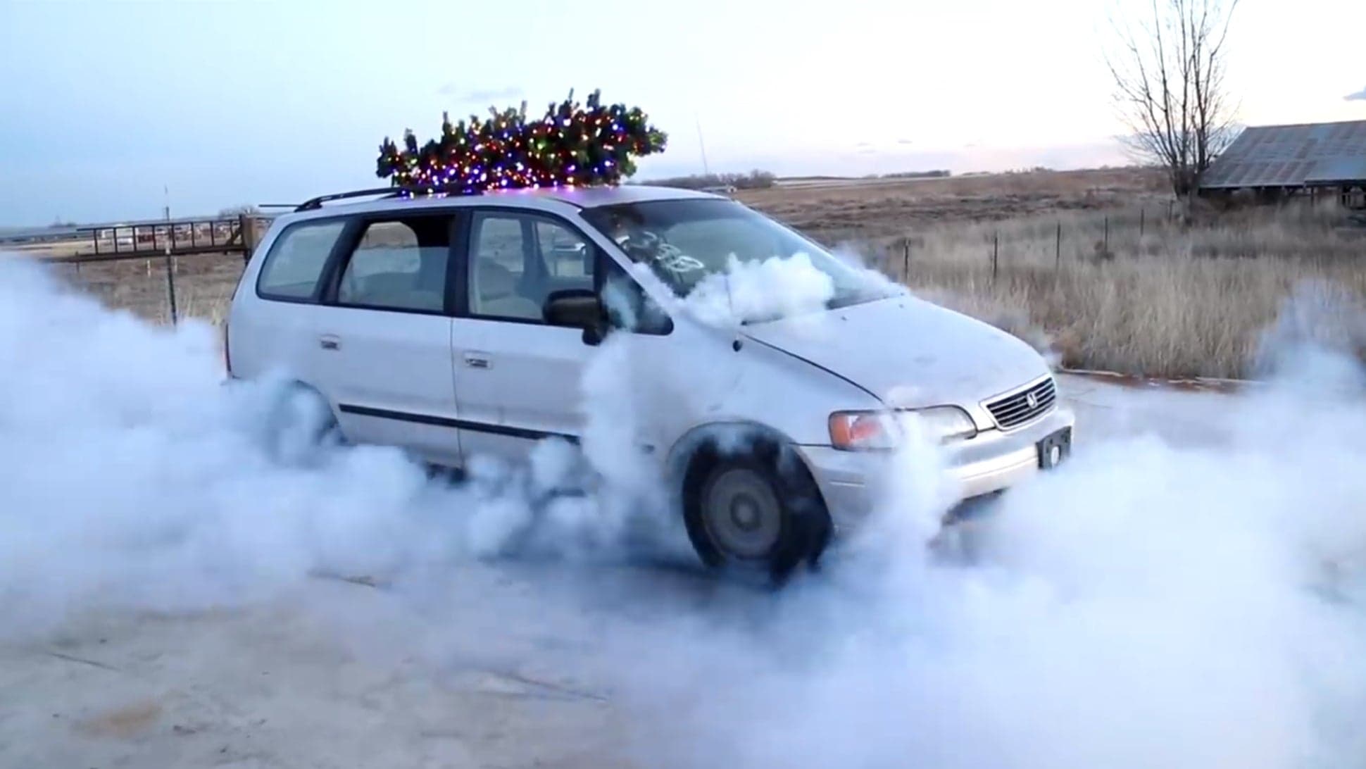 See 2018 Off in Smoke With This 727-Horsepower Honda Odyssey Burnout