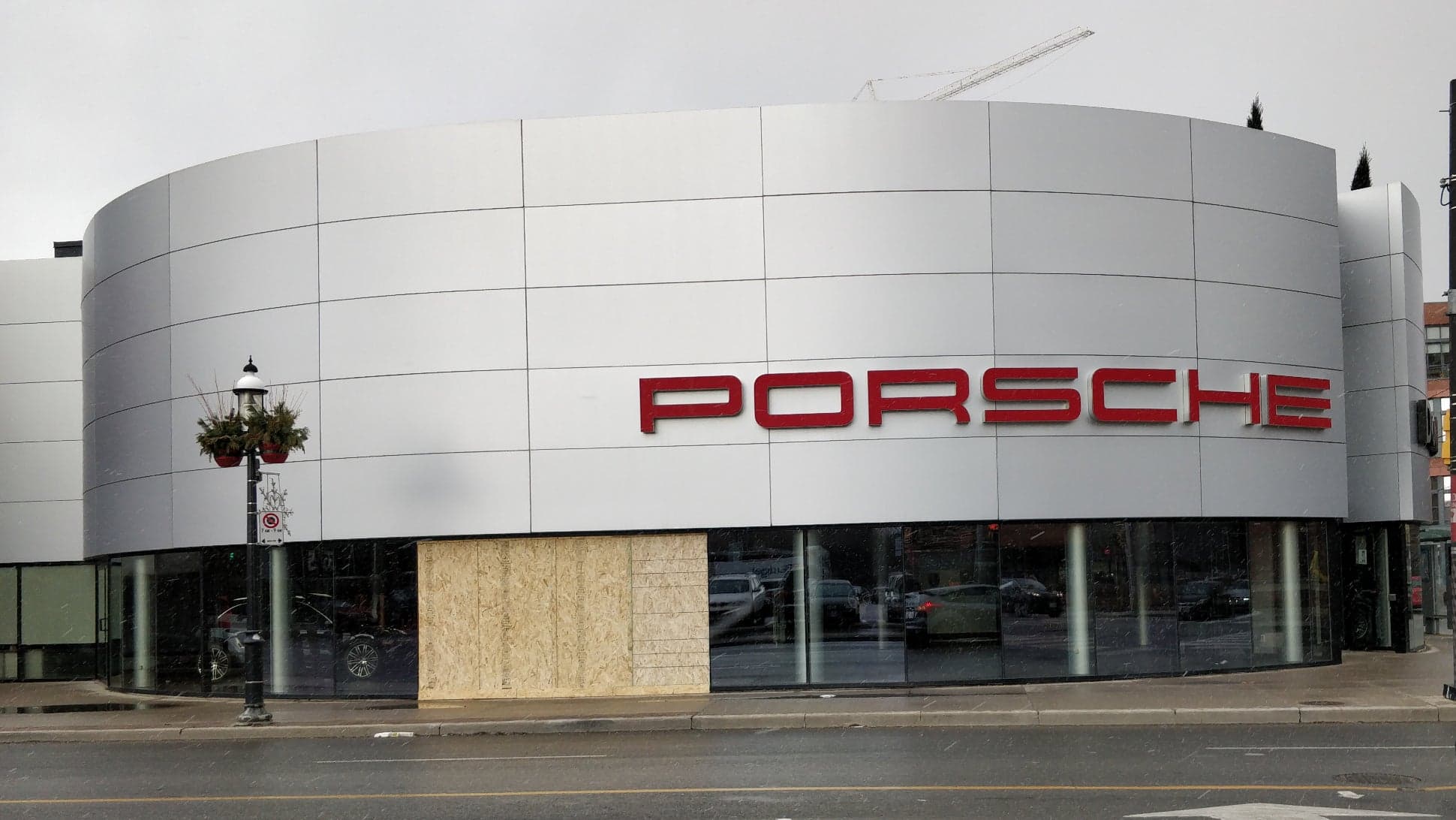 Heartbroken Man Crashes Toyota Yaris Into Porsche Dealer, Vandalizes Cars With Woman’s Name