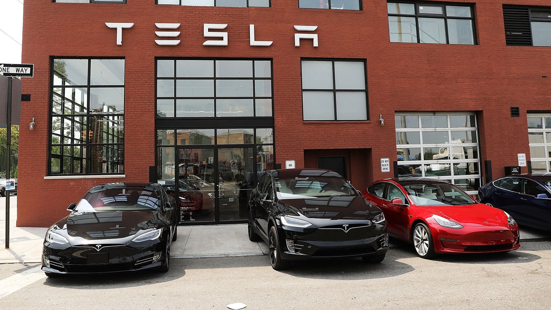 Tesla Moving to Online-Only Sales, Closing Showrooms to Cut Costs