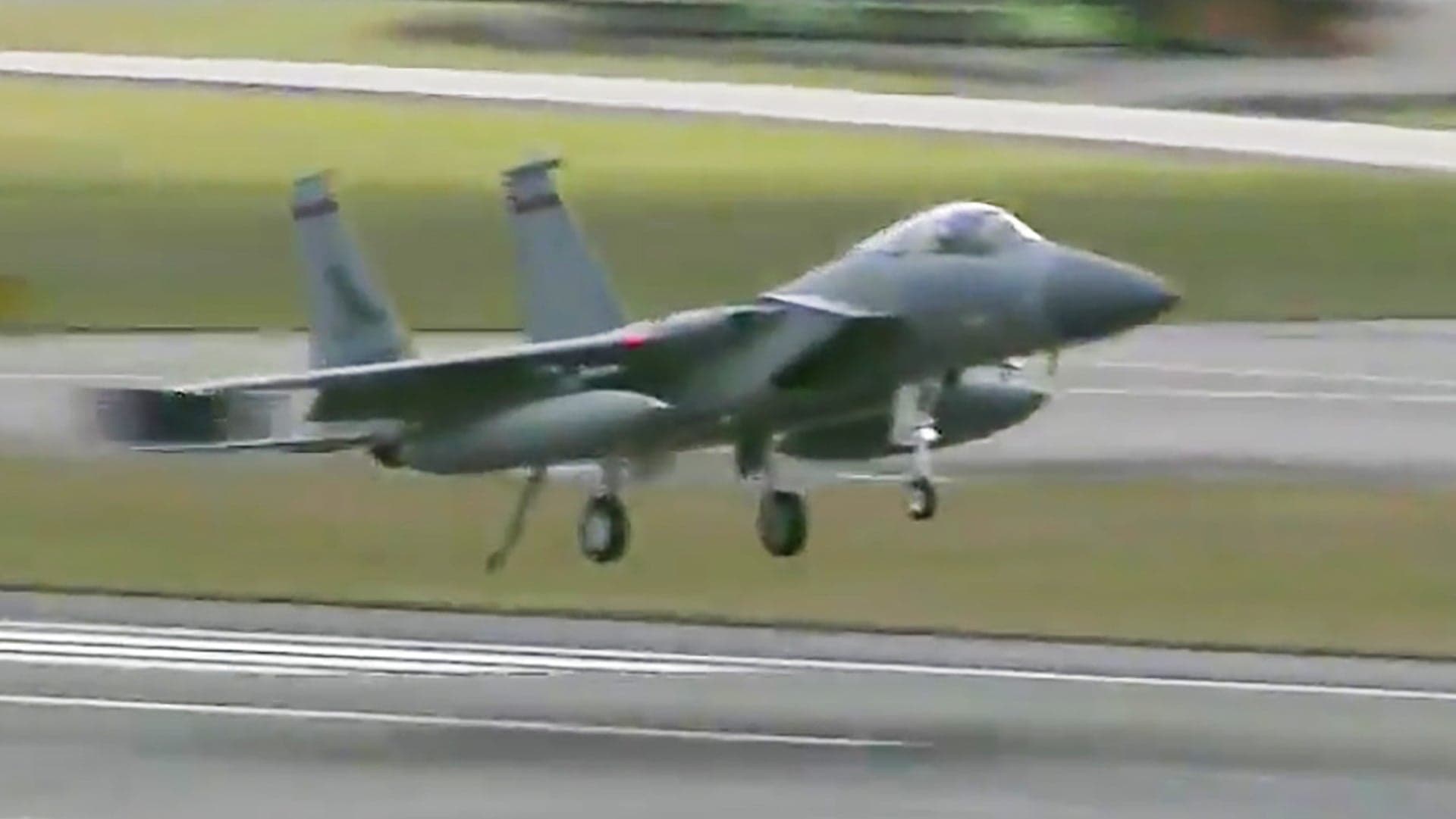 Watch This Oregon Air Guard F-15C Catch The Arresting Cable During Emergency Landing At PDX