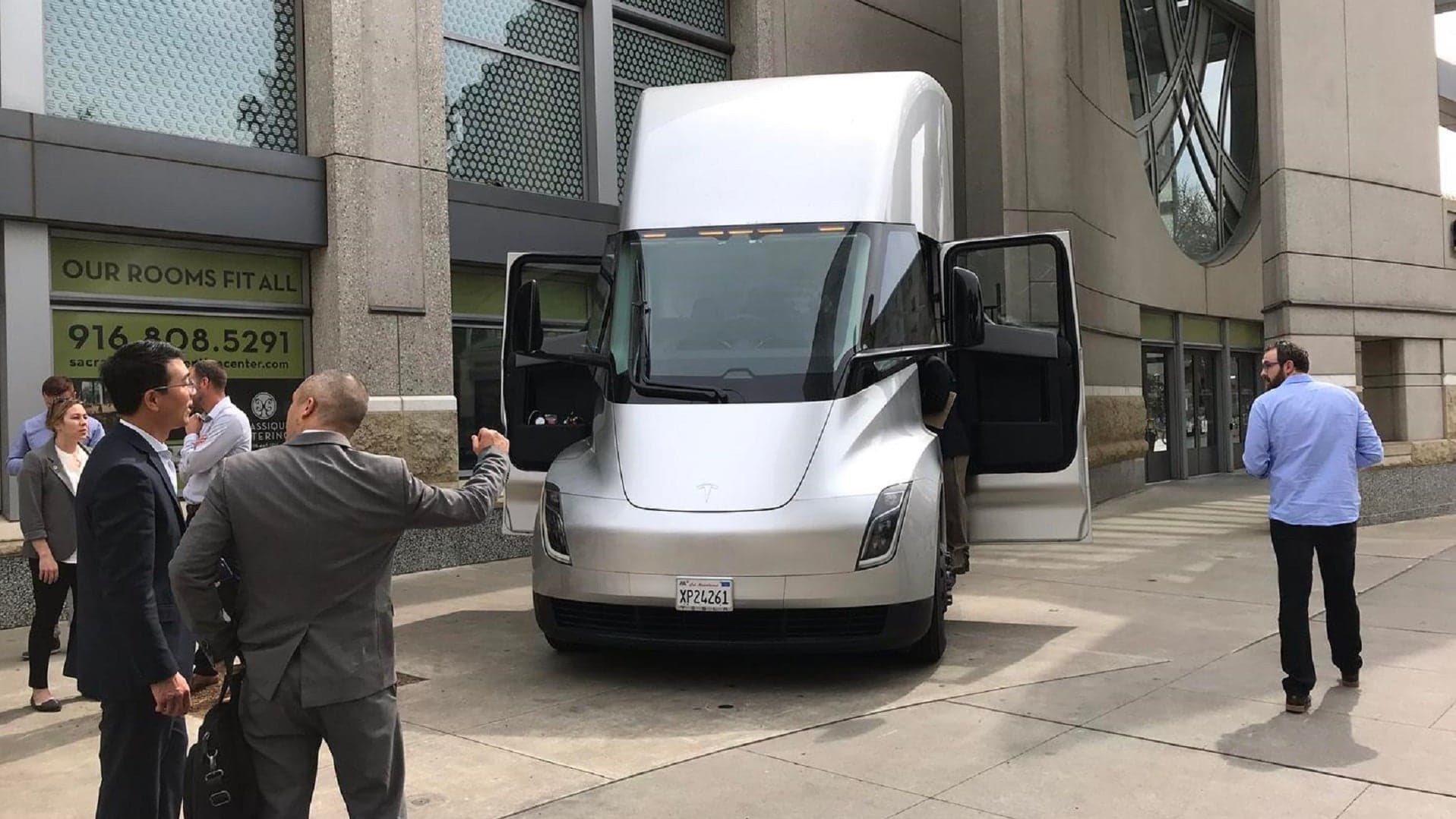 This Is What the Cockpit of the Upcoming Tesla Semi Truck Looks Like