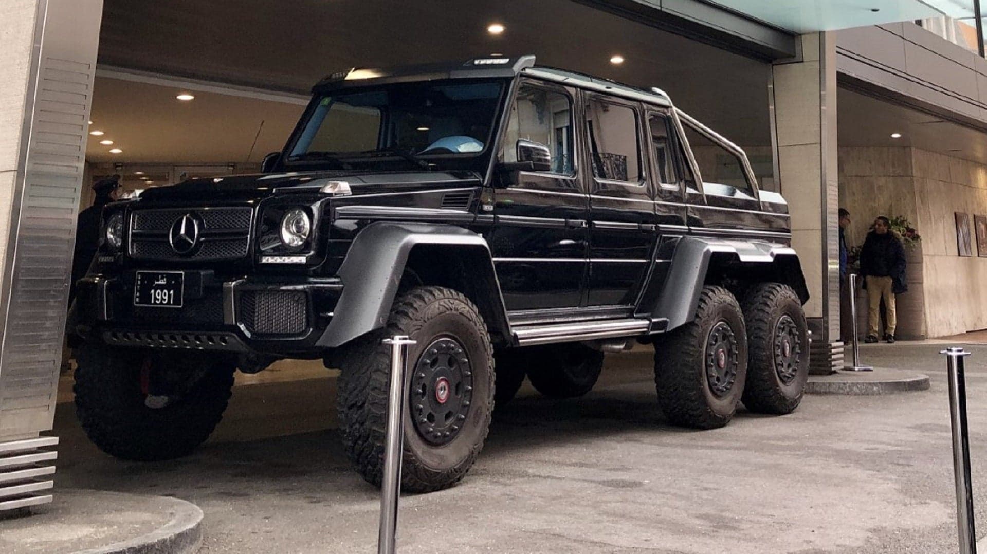 Is the Driver of This Mercedes-Benz G 63 AMG 6×6 the Parallel Parking Champion of the World?