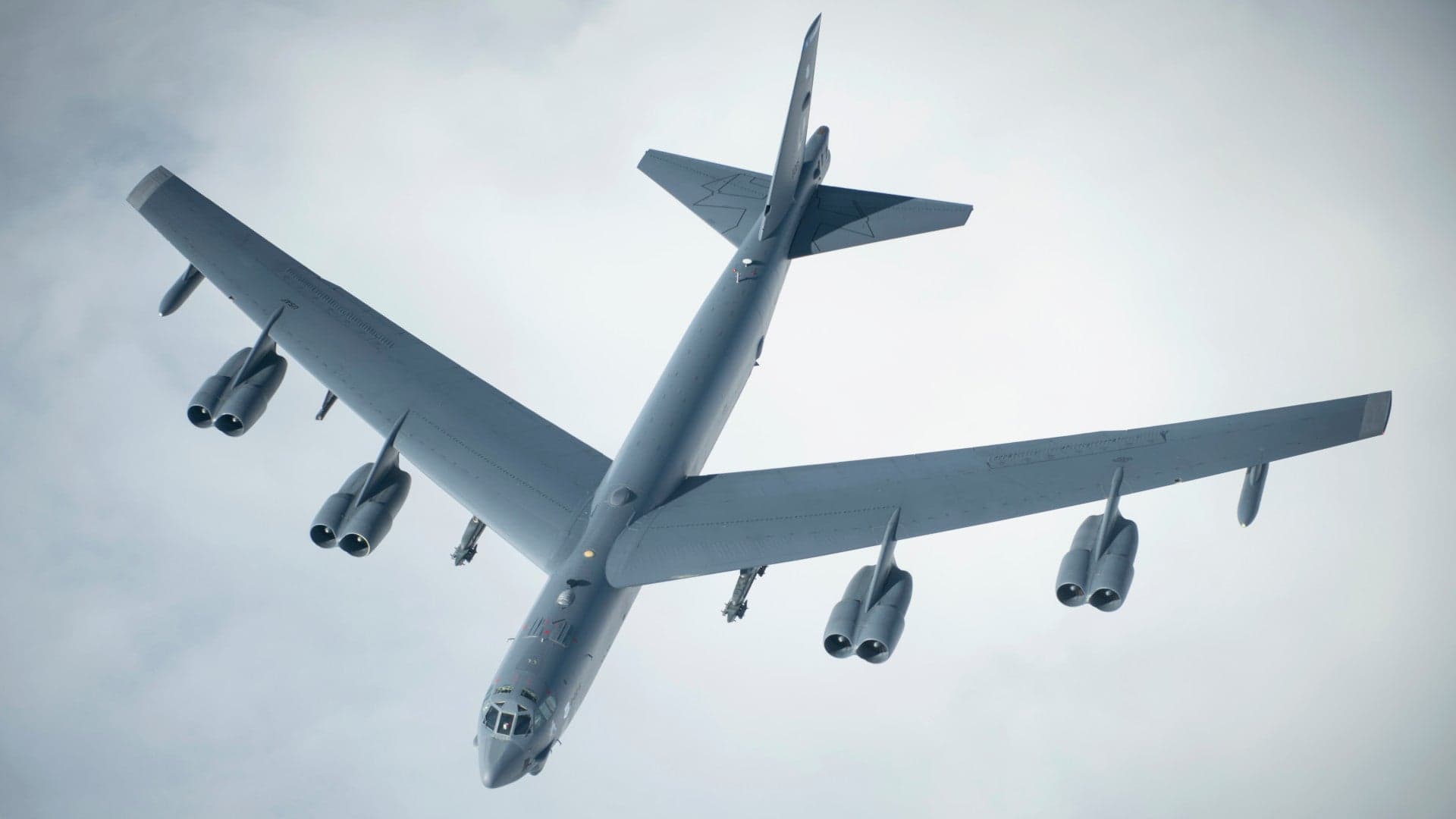 B-52 Bomber Flies For The First Time With New Hypersonic Missile Under Its Wing
