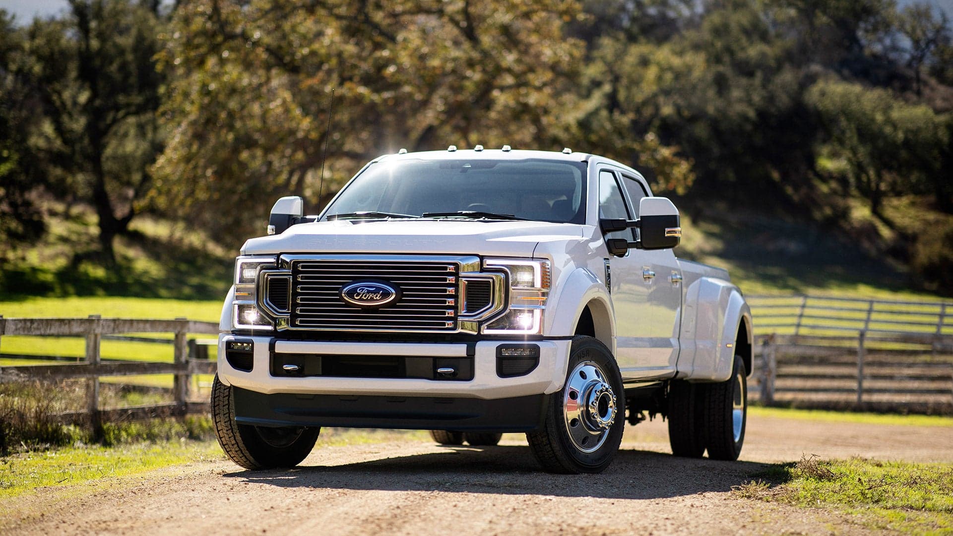 2020 Ford Super Duty Equipped With 7.3-L V8 Is the Most Powerful Heavy Duty Pickup Truck