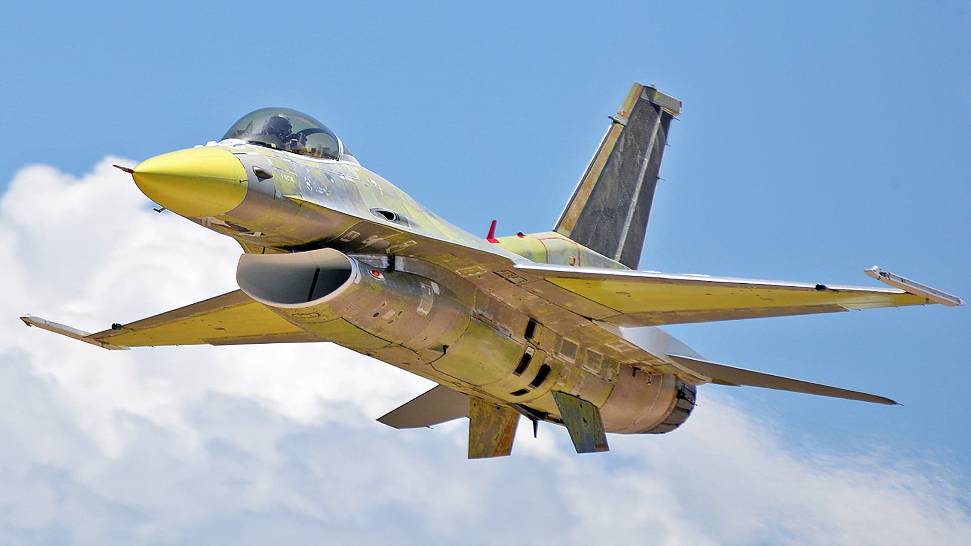 Check Out This Totally Stripped Thunderbird F-16C Taking Off From Hill AFB’s Taxiway