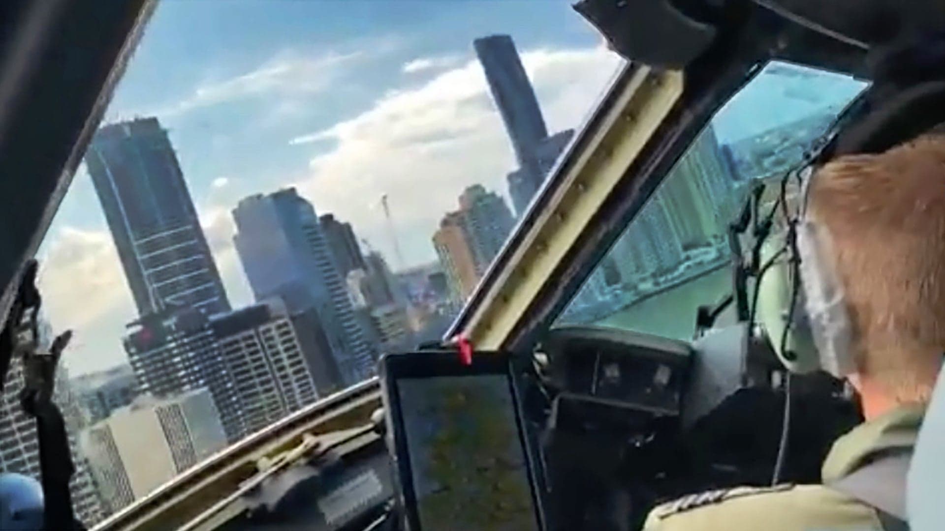 This Cockpit Video Of An Aussie C-17 Dodging Skyscrapers Is A Must Watch
