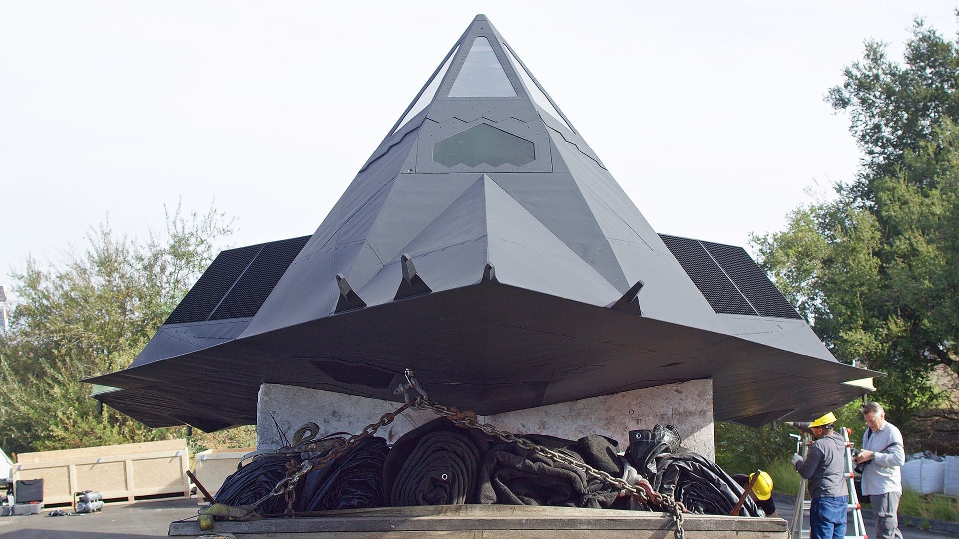 Check Out These Exclusive Shots Of An F-117 Stealth Jet Arriving At The Reagan Library