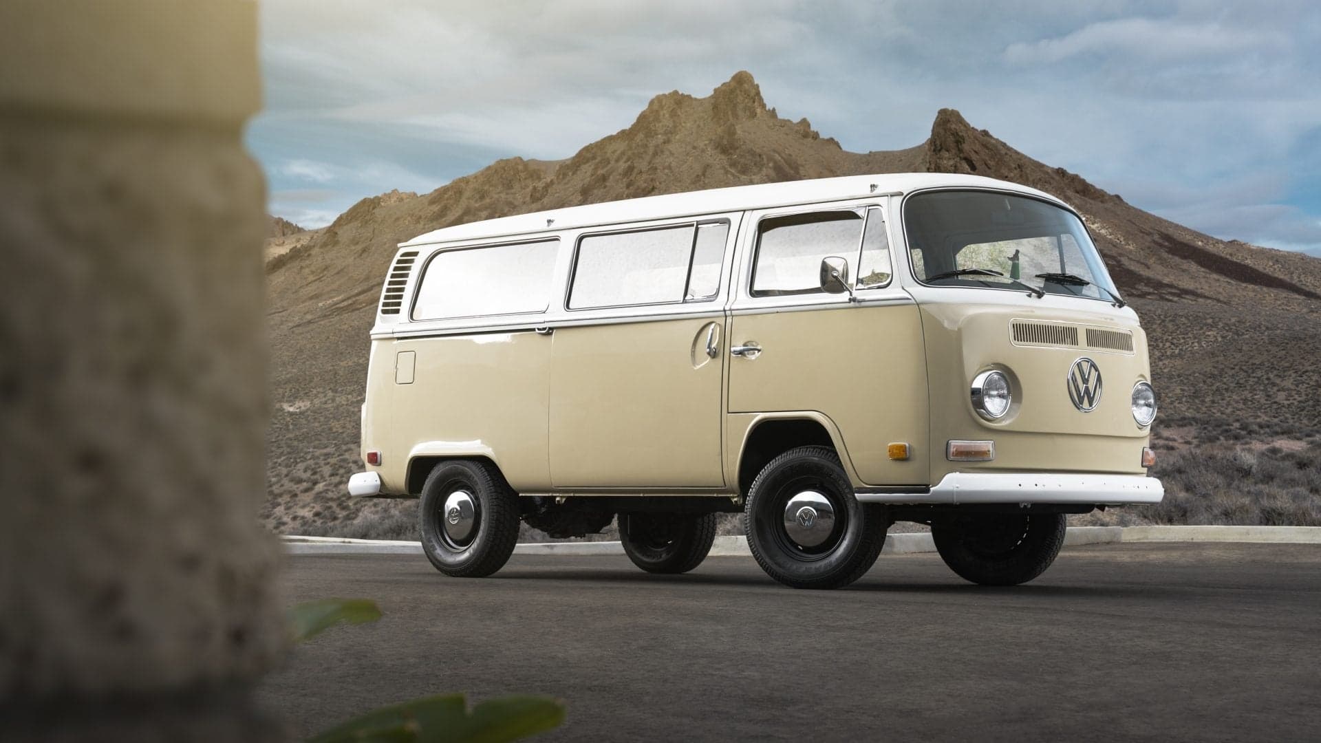 This 1972 Volkswagen Type 2 Bus Is Actually Powered by an E-Golf Electric Motor