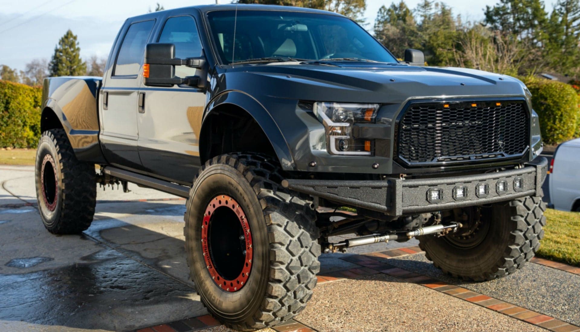 This Ford F-250 Super Duty 4×4 MegaRexx Makes a Raptor Look Like a Puny Focus