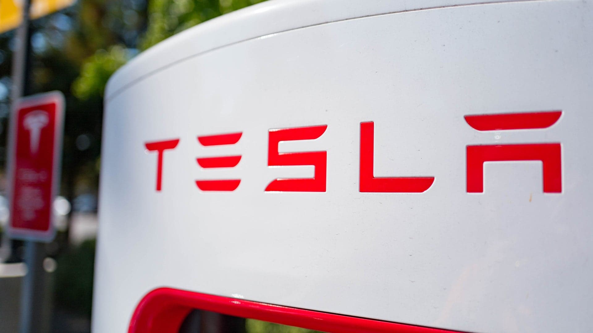 World’s Largest Tesla Supercharger Station Planned Halfway Between LA and San Francisco
