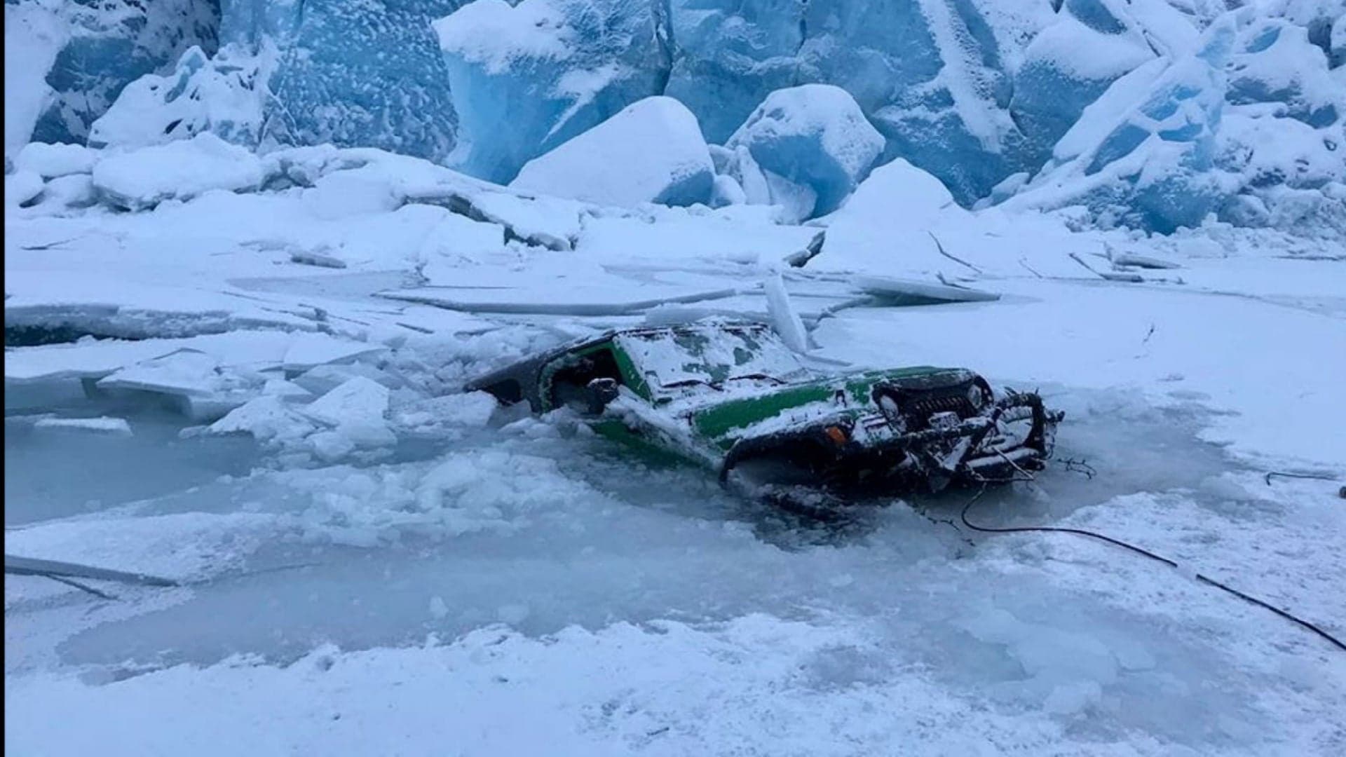 Alaska Off-Roaders Save Jeep Wrangler From Sinking to Bottom of Frozen Lake