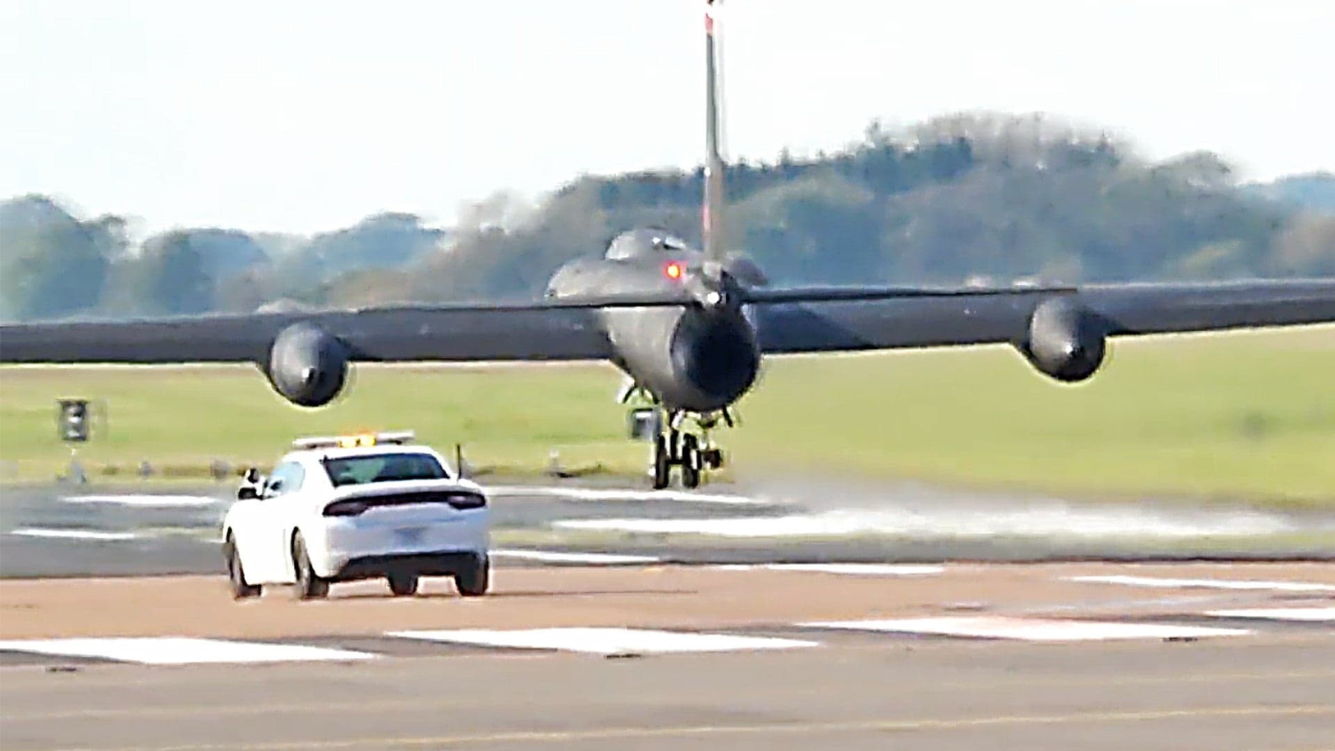 Watch This U-2 Spy Plane Make A Crazy Landing Without Its Flaps Or Speed Brakes