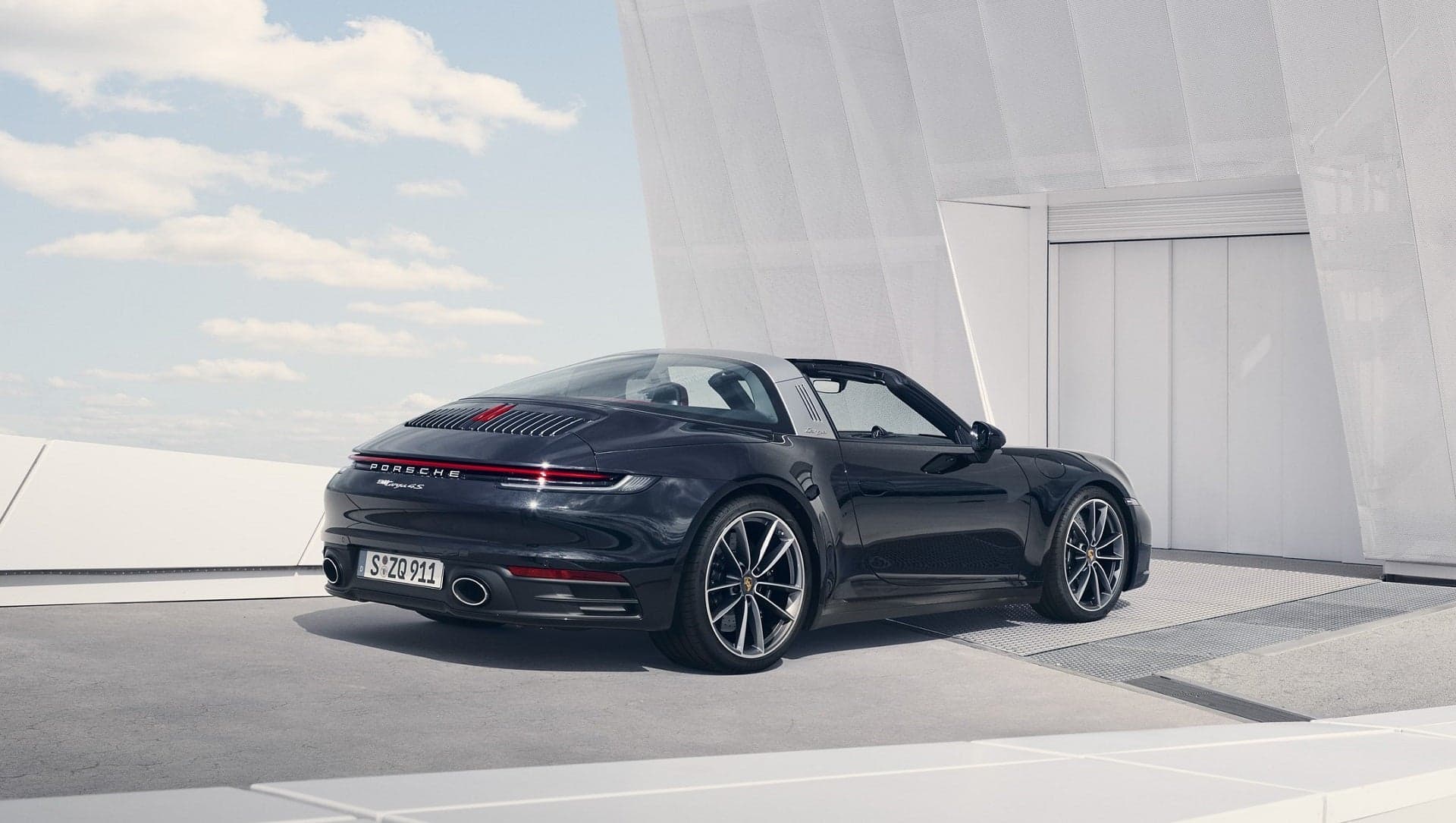 2021 Porsche 911 Targa Is Back With a Manual and That Crazy Folding Roof