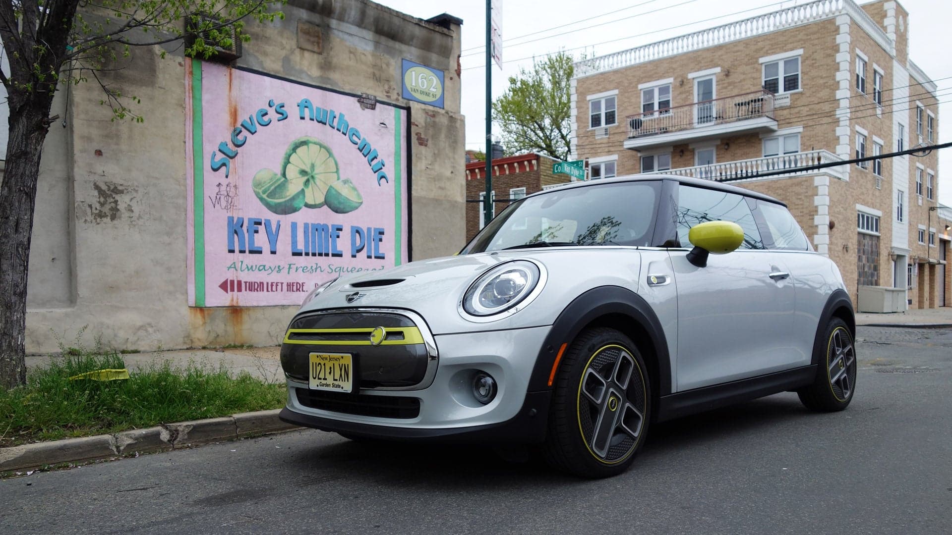 The 2020 Mini Cooper SE Is a Fun Ride That’s Over Too Soon