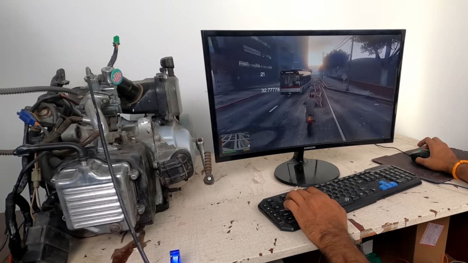 YouTuber Links Throttle in GTA V to Running Motorcycle Engine on His Desk