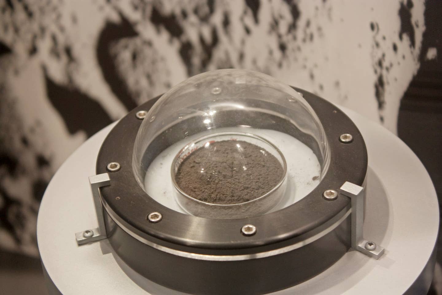 message-editor%2F1599754853040-lunar_regolith_70050_from_apollo_17_in_national_museum_of_natural_history.jpg