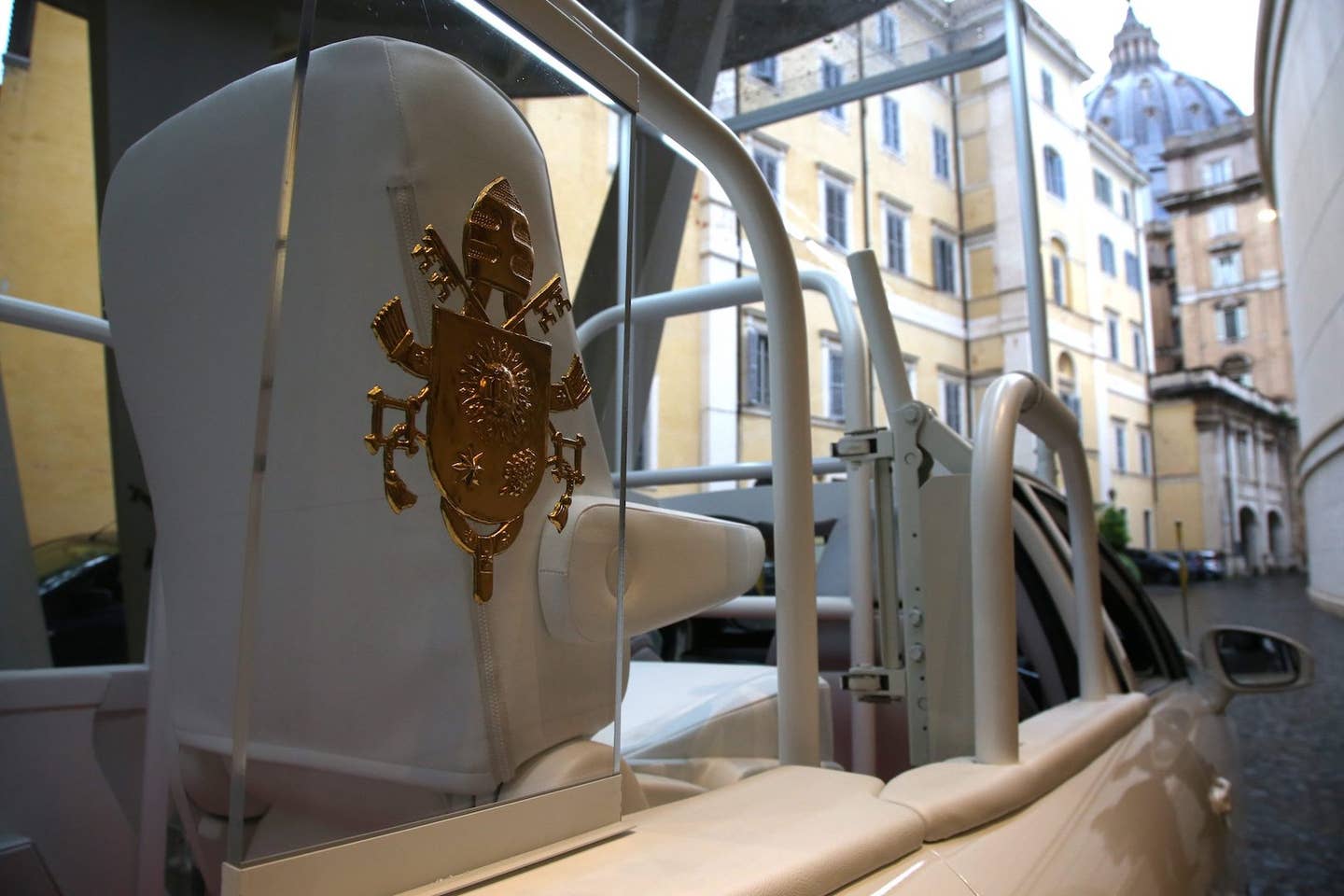 message-editor%2F1602523308592-a-hydrogen-popemobile-for-his-holiness-pope-francis-7-scaled.jpg
