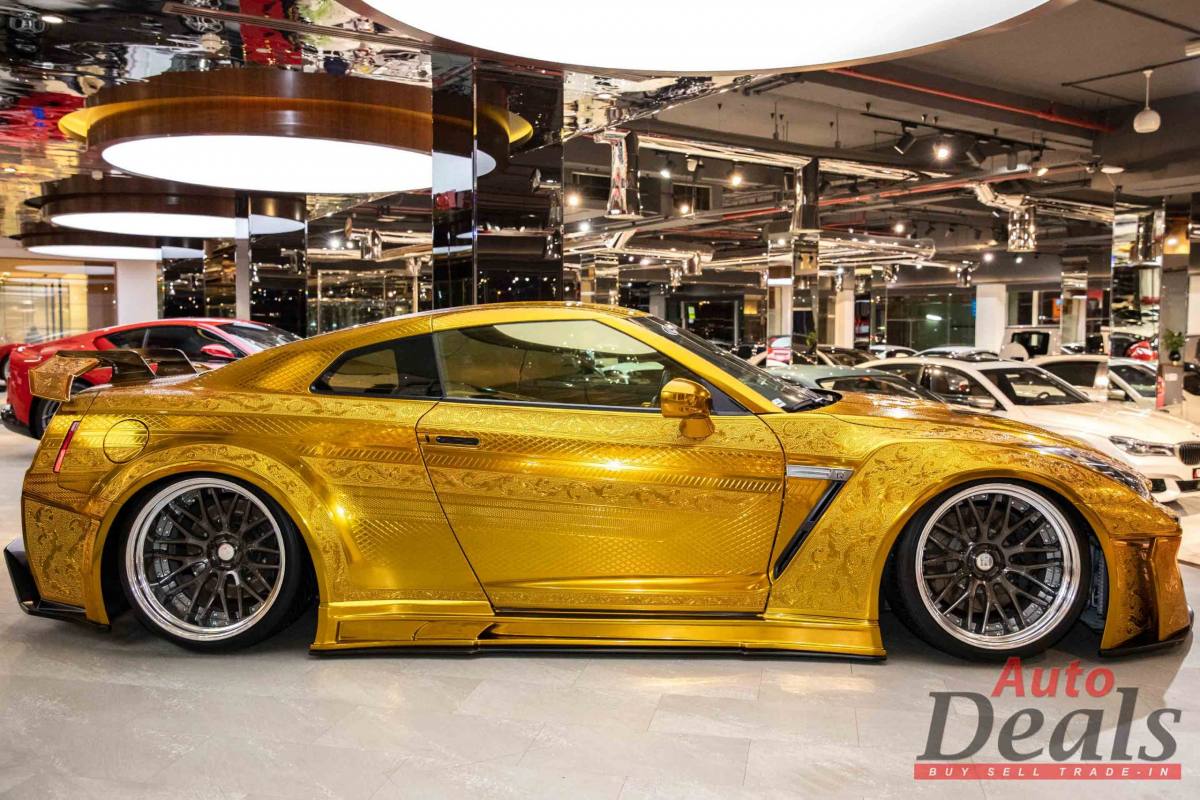 This $435K Gold-Plated And Slammed Nissan Gt-R Might Be The Worst Car On  Earth