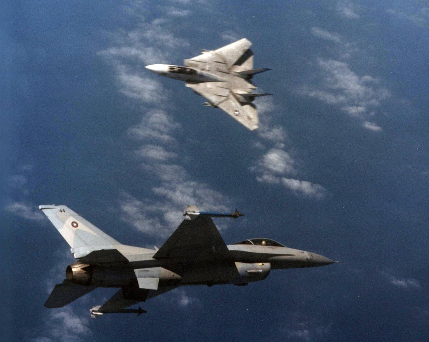 message-editor%2F1622239006477-f-14a_tomcat_of_vf-213_in_dogfight_with_topgun_f-16n_in_march_1989.jpg