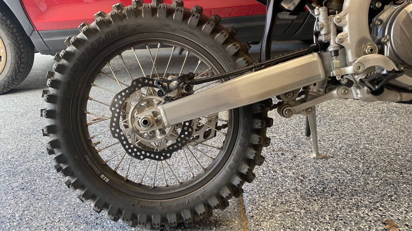A full view of the CRF450RX's swingarm. 