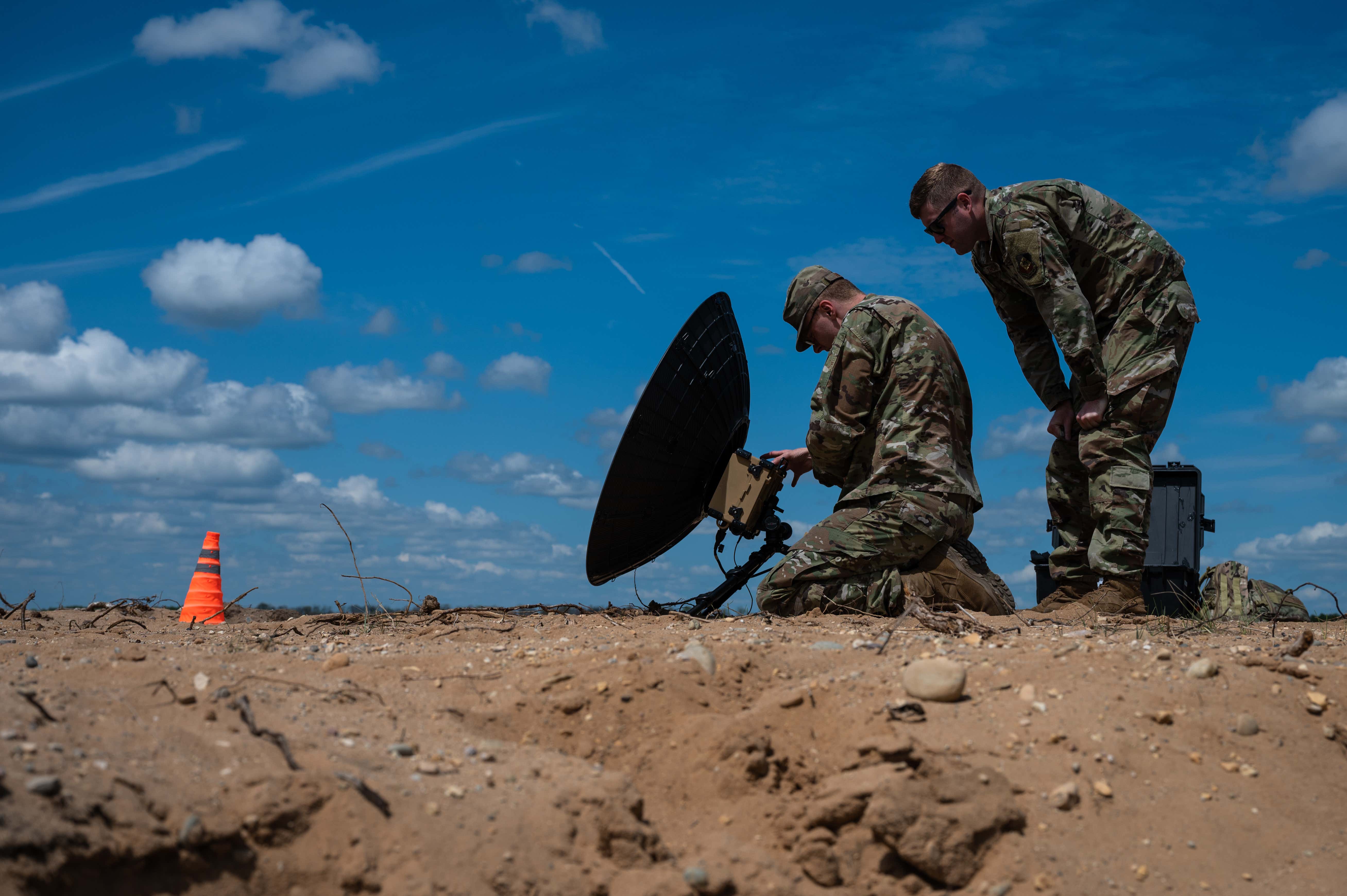 Militares instalando terminal de um satélite que coleta informações para o experimento | Foto: United States Air Force/Sean Carnes