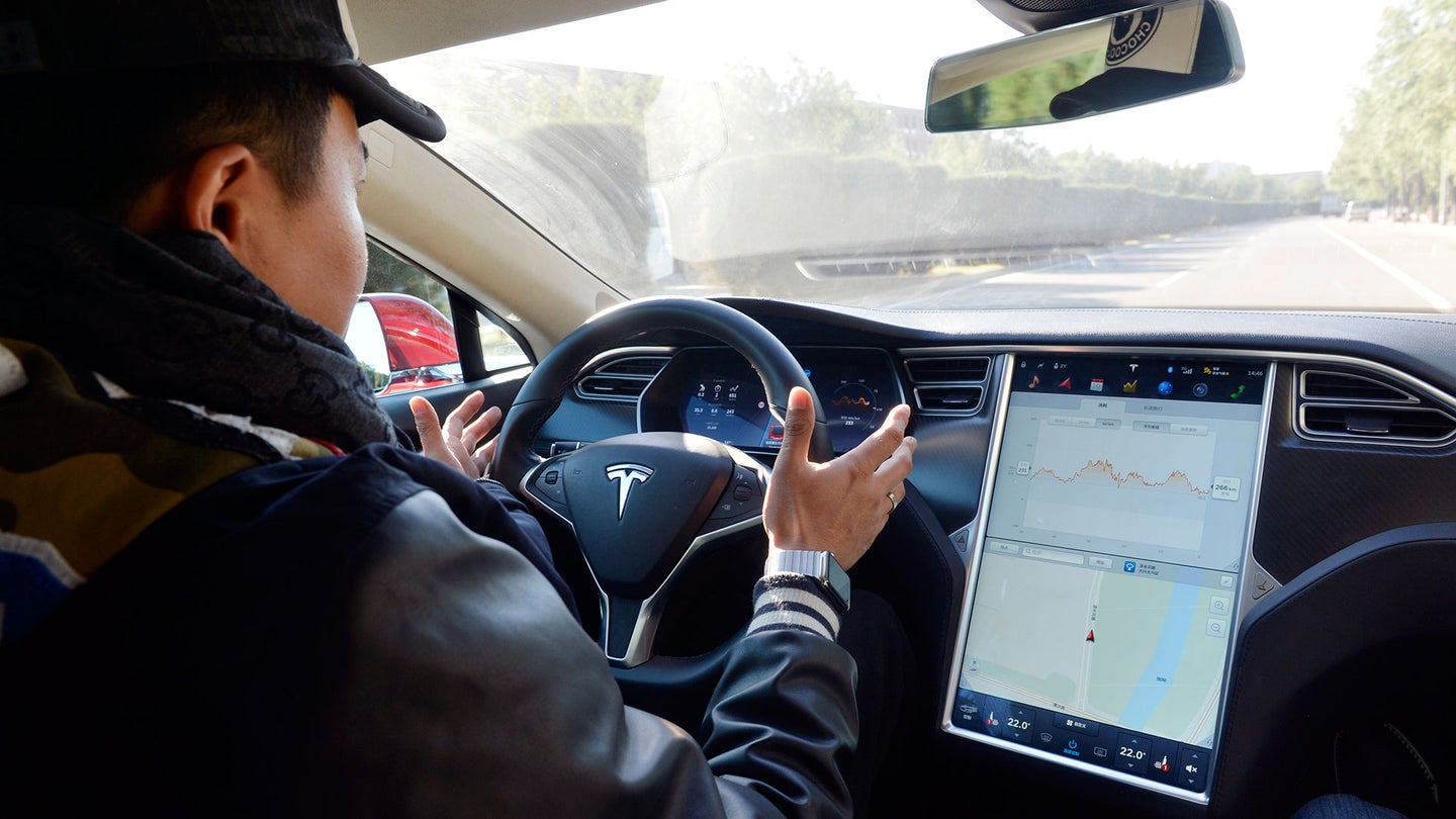 Tesla’s Navigate on Autopilot ‘Raises Serious Safety Concerns,’ Consumer Reports Says