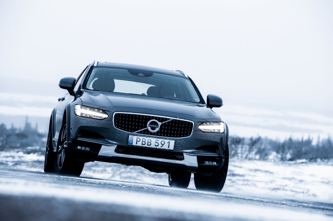 2017 Volvo V90 Cross Country on Ice in Sweden