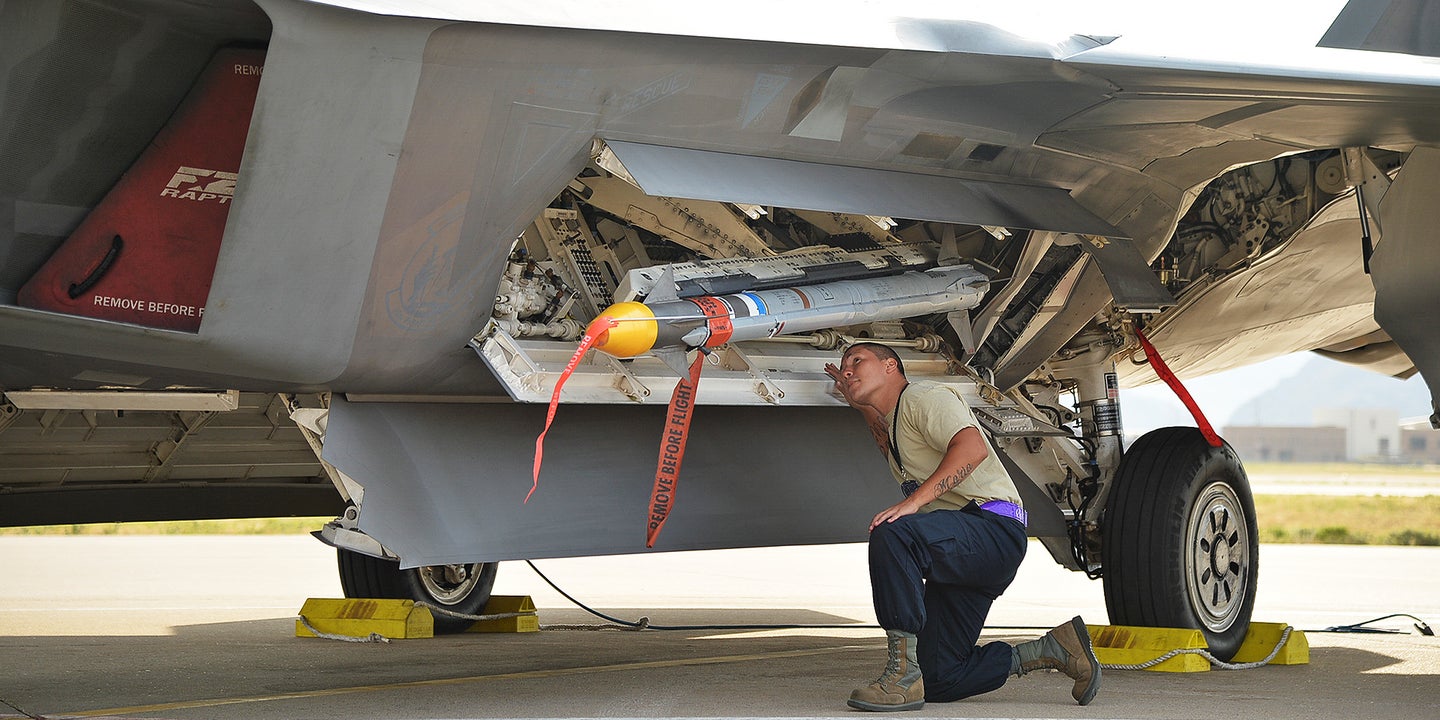 F-22 Now Has AIM-9X But Still No Helmet Mounted Display To Use With It