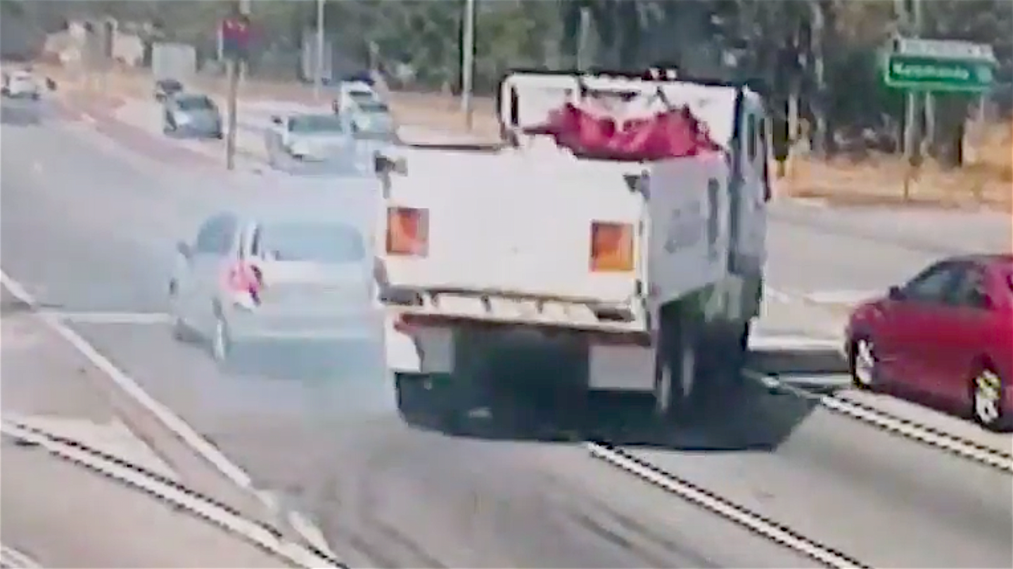 Watch This Car Barely Avoid Being Punted Through an Intersection By a Truck