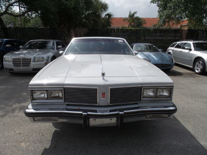  The Rolling Unicorn - 1982 Oldsmobile Delta 88 Royale Brougham Coupe Diesel con 44,000 millas