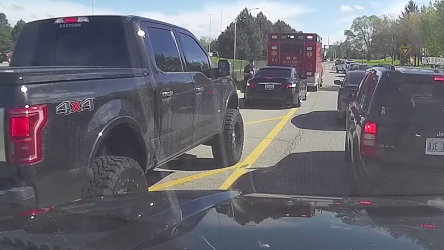 Watch an Ambulance Stop to Chastise a Tailgater